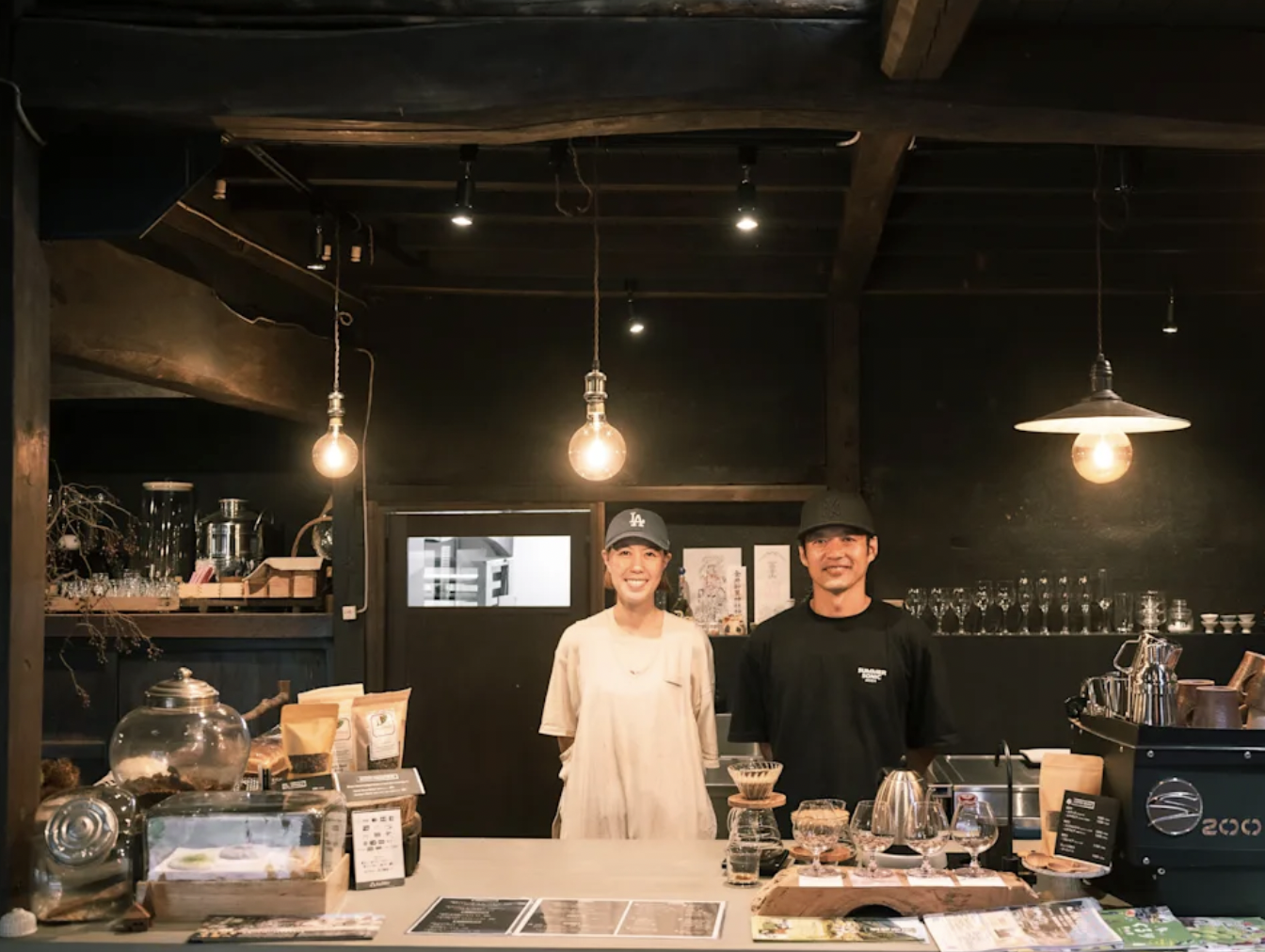 Tiếp viên hãng hàng không đắt giá nhất hành tinh bỏ việc về nông thôn, đầu tư hơn 8 tỷ cải tạo công trình 180 năm tuổi làm tiệm bánh đẹp như mơ- Ảnh 1.