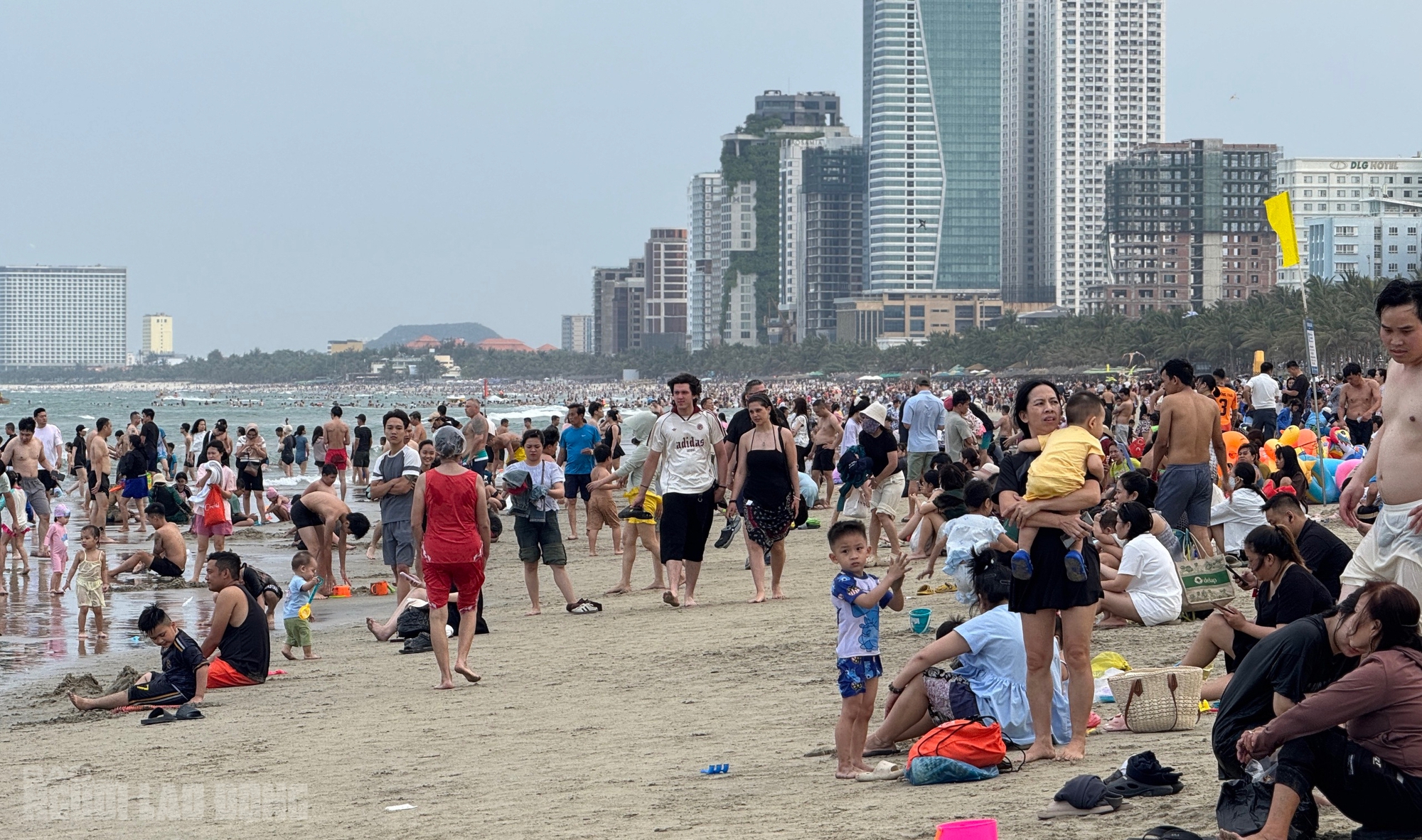 Bãi biển Đà Nẵng đông kín người trong ngày nghỉ lễ 30 - 4 2026 - Ảnh 1.