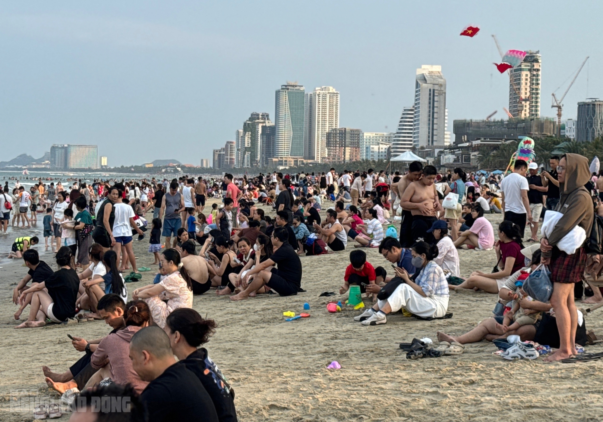 Bãi biển Đà Nẵng đông kín người trong ngày nghỉ lễ 30 - 4 2026 - Ảnh 6.