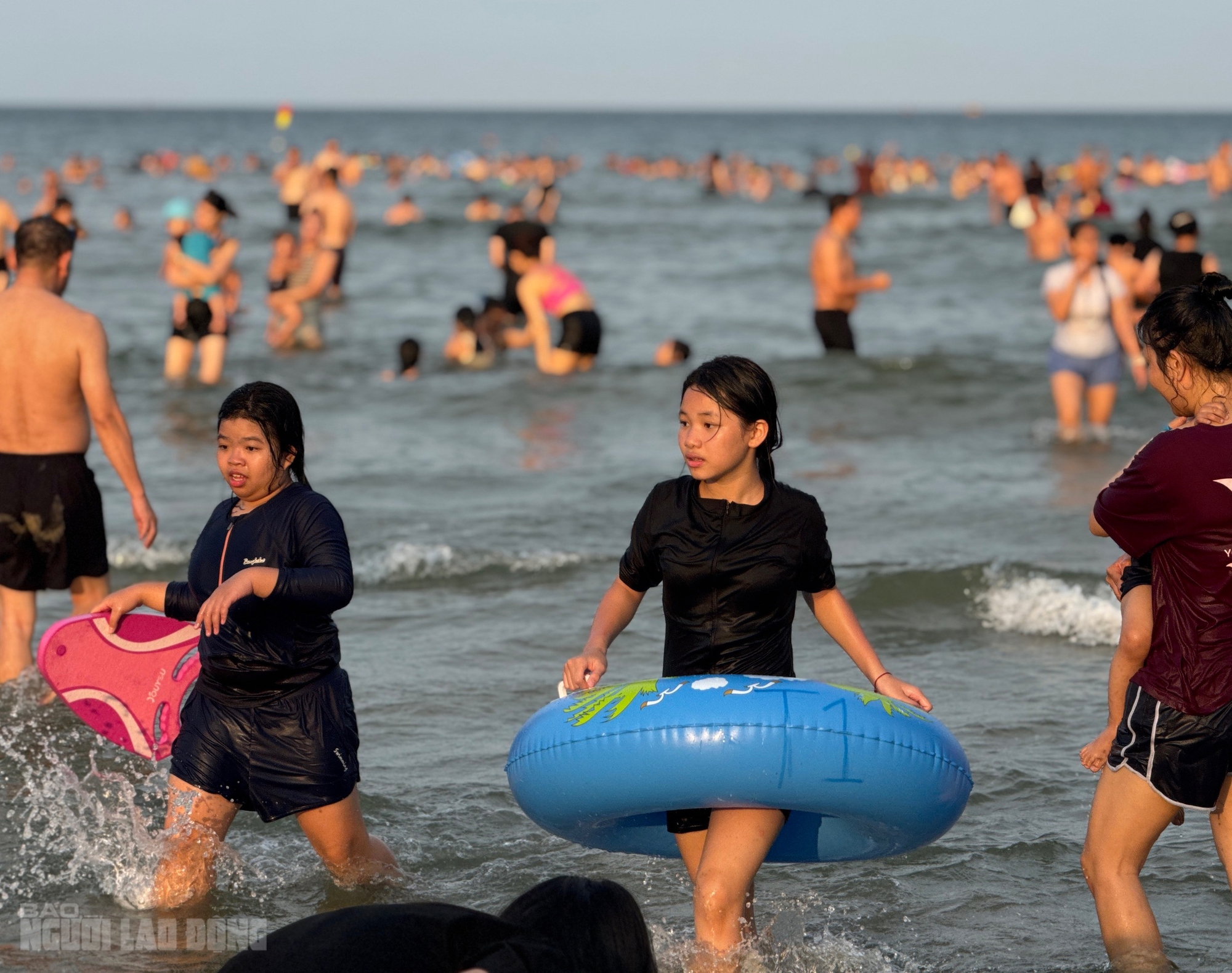 Bãi biển Đà Nẵng đông kín người trong ngày nghỉ lễ 30 - 4 2026 - Ảnh 7.