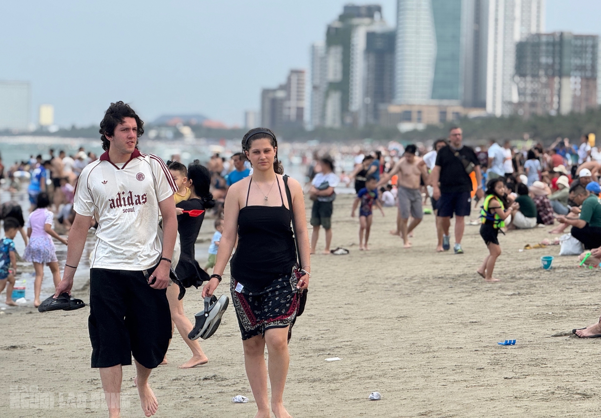 Bãi biển Đà Nẵng đông kín người trong ngày nghỉ lễ 30 - 4 2026 - Ảnh 8.