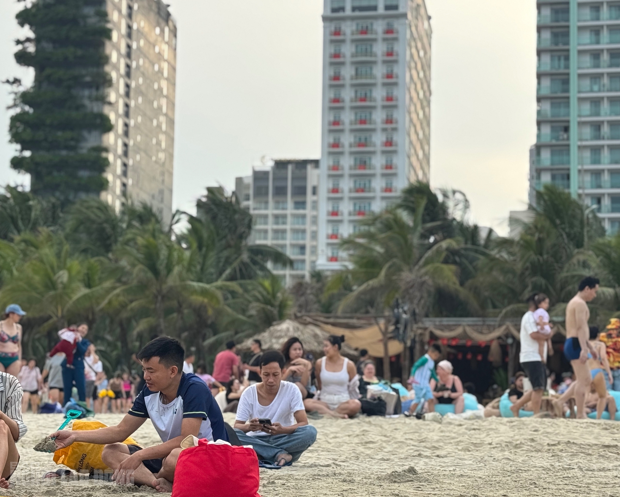Bãi biển Đà Nẵng đông kín người trong ngày nghỉ lễ 30 - 4 2026 - Ảnh 11.