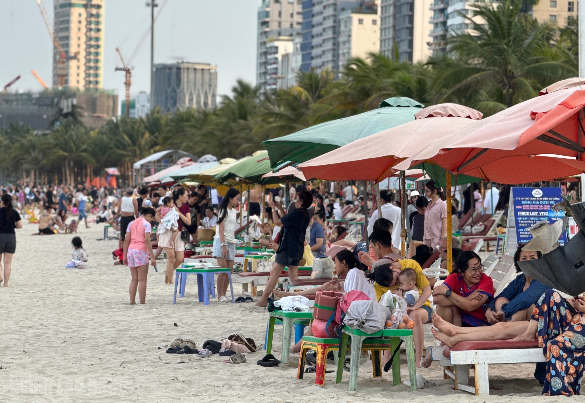 Bãi biển Đà Nẵng đông kín người trong ngày nghỉ lễ 30 - 4 2026 - Ảnh 15.