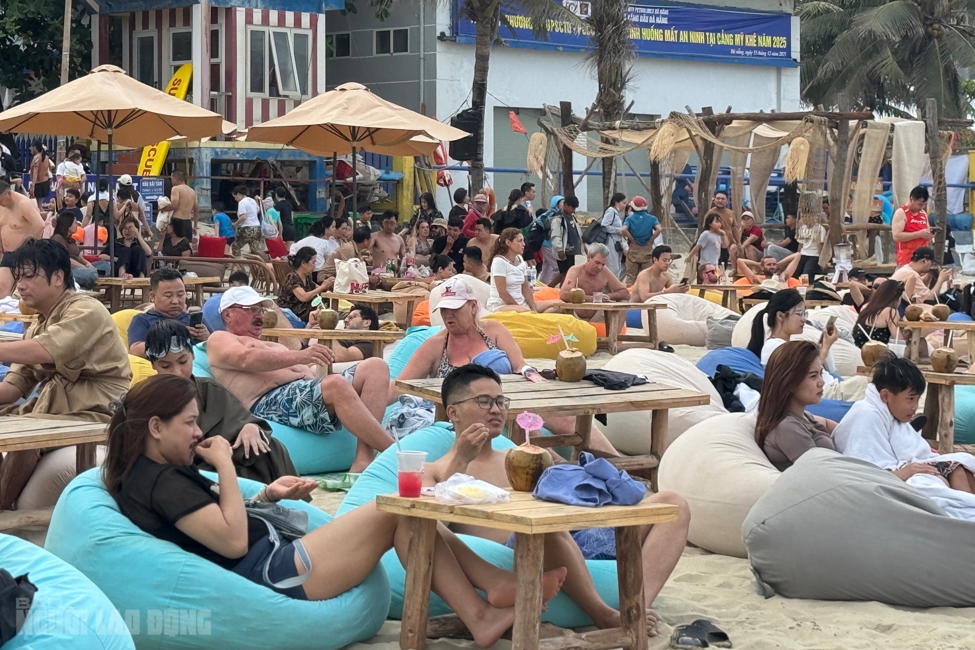 Bãi biển Đà Nẵng đông kín người trong ngày nghỉ lễ 30 - 4 2026 - Ảnh 16.
