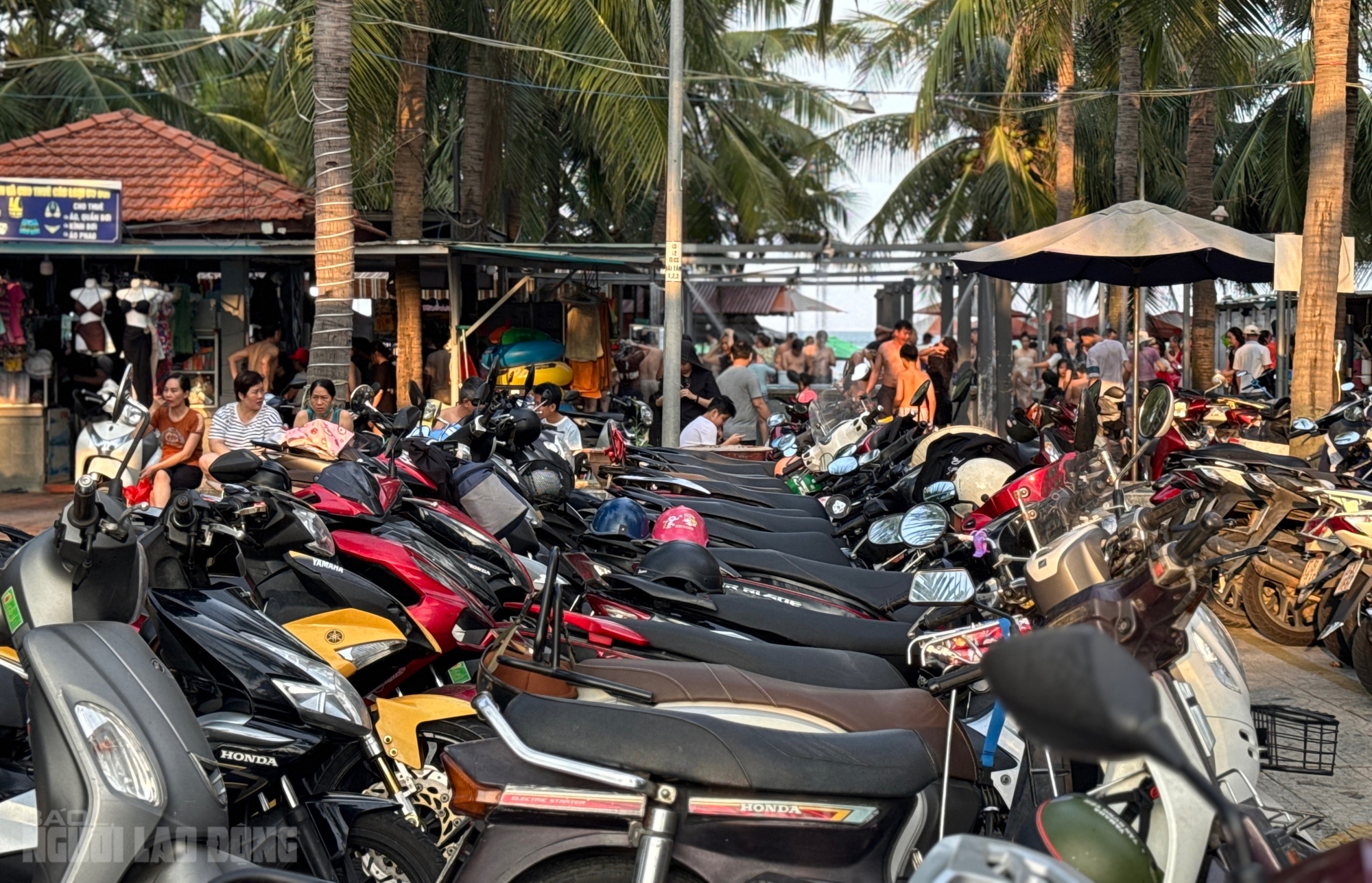 Bãi biển Đà Nẵng đông kín người trong ngày nghỉ lễ 30 - 4 2026 - Ảnh 18.