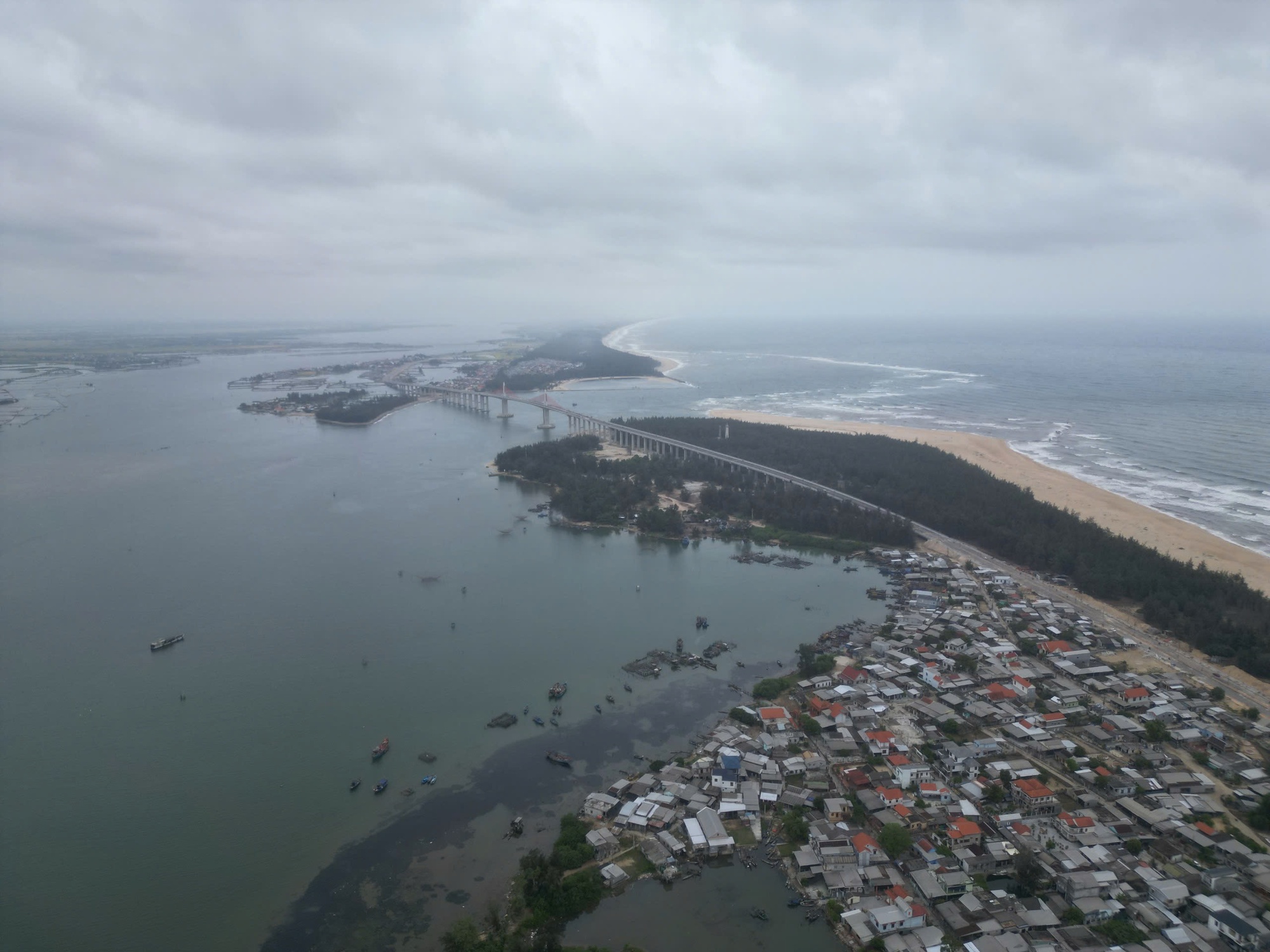 Thông xe cầu Thuận An: Dự án giao thông lớn nhất miền trung chính thức hoàn thành - Ảnh 1.