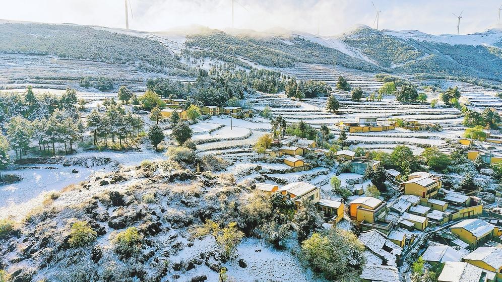 Thời tiết cực đoan hiếm thấy ở Trung Quốc: Sắp vào hè, tuyết bất ngờ rơi dày nhiều nơi- Ảnh 1.