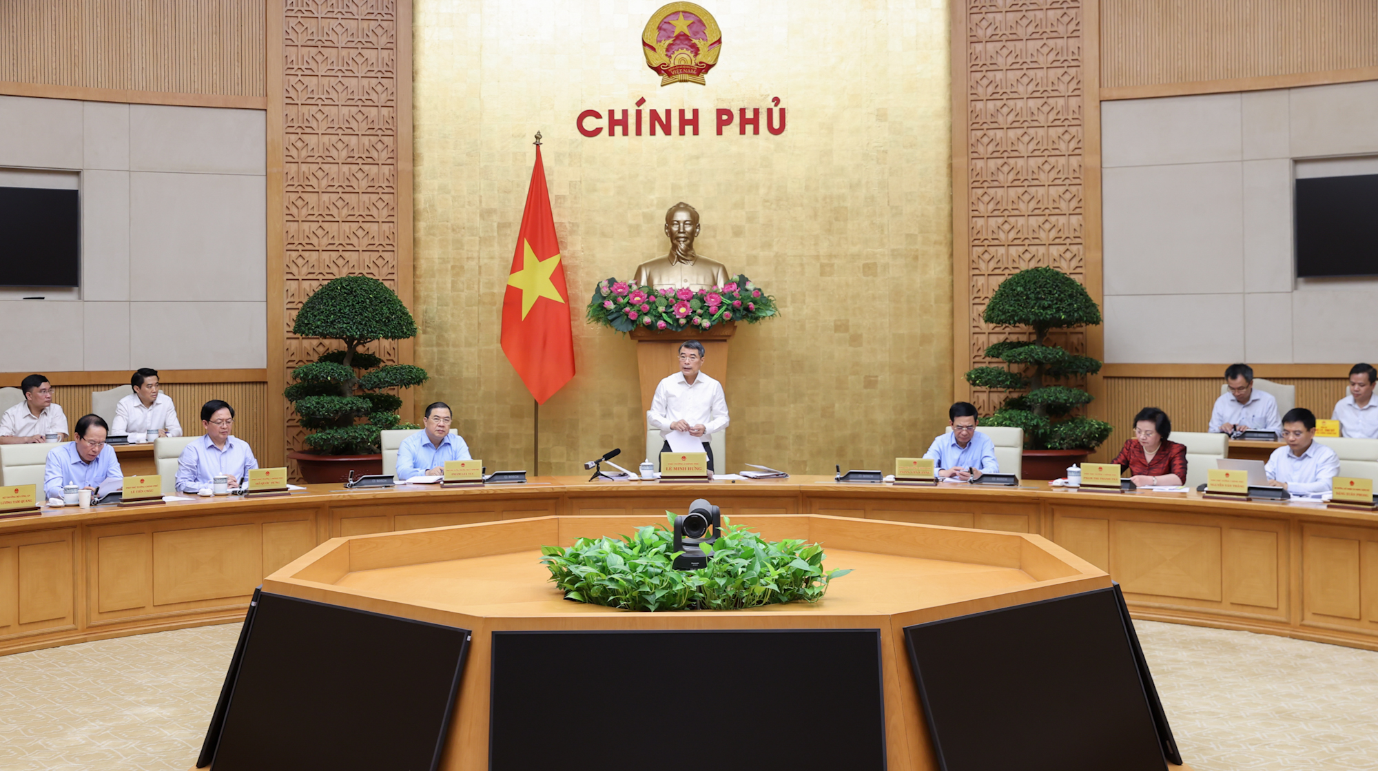 Chính phủ bãi bỏ 184 thủ tục hành chính, 890 điều kiện kinh doanh - Ảnh 1.