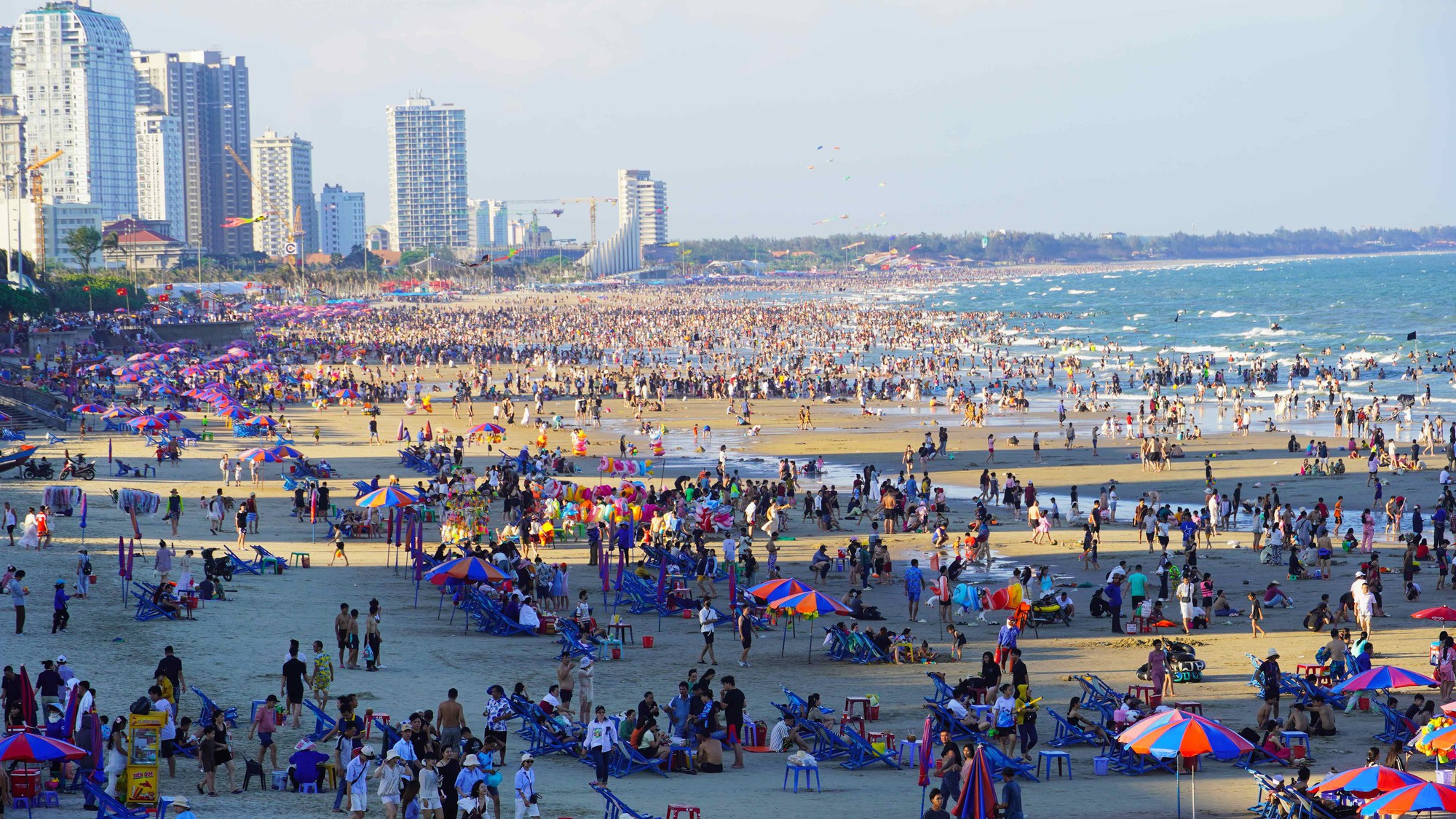 Cứu sống người phụ nữ lao ra biển tự tử - Ảnh 1.