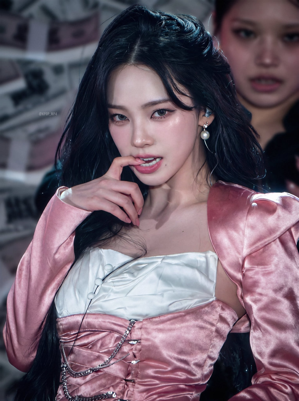 Cả triệu người sững sờ trước nhan sắc đẳng cấp của mỹ nhân đẹp hơn trí tuệ nhân tạo, visual cỡ này bảo sao cứ mãi hot! - Ảnh 2.