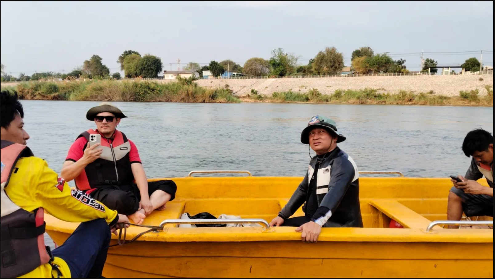 Bờ sông xuất hiện hàng loạt dấu chân lạ, chuyên gia vừa nhìn liền phác họa: 