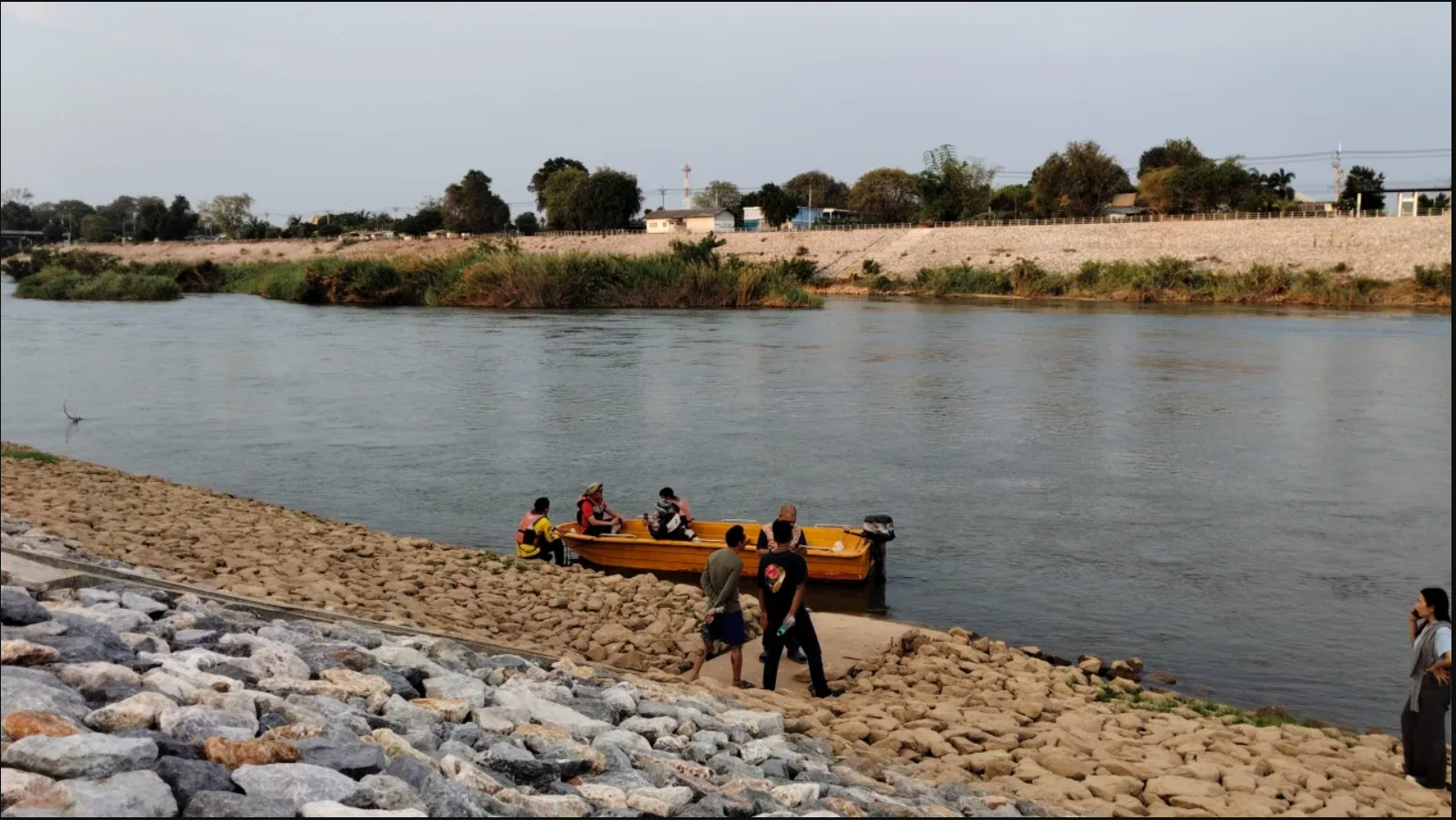 Bờ sông xuất hiện hàng loạt dấu chân lạ, chuyên gia vừa nhìn liền phác họa: 