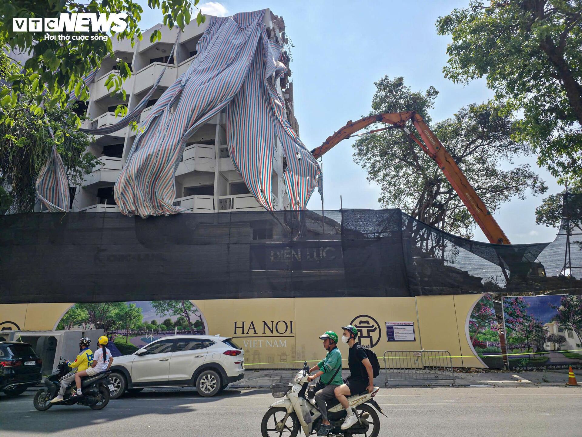 Quảng trường hơn 2ha sát Hồ Gươm dần lộ diện sau 5 tháng giải phóng mặt bằng- Ảnh 3.