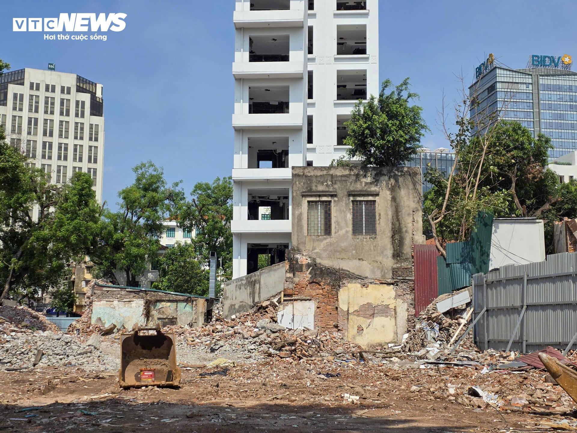 Quảng trường hơn 2ha sát Hồ Gươm dần lộ diện sau 5 tháng giải phóng mặt bằng- Ảnh 7.