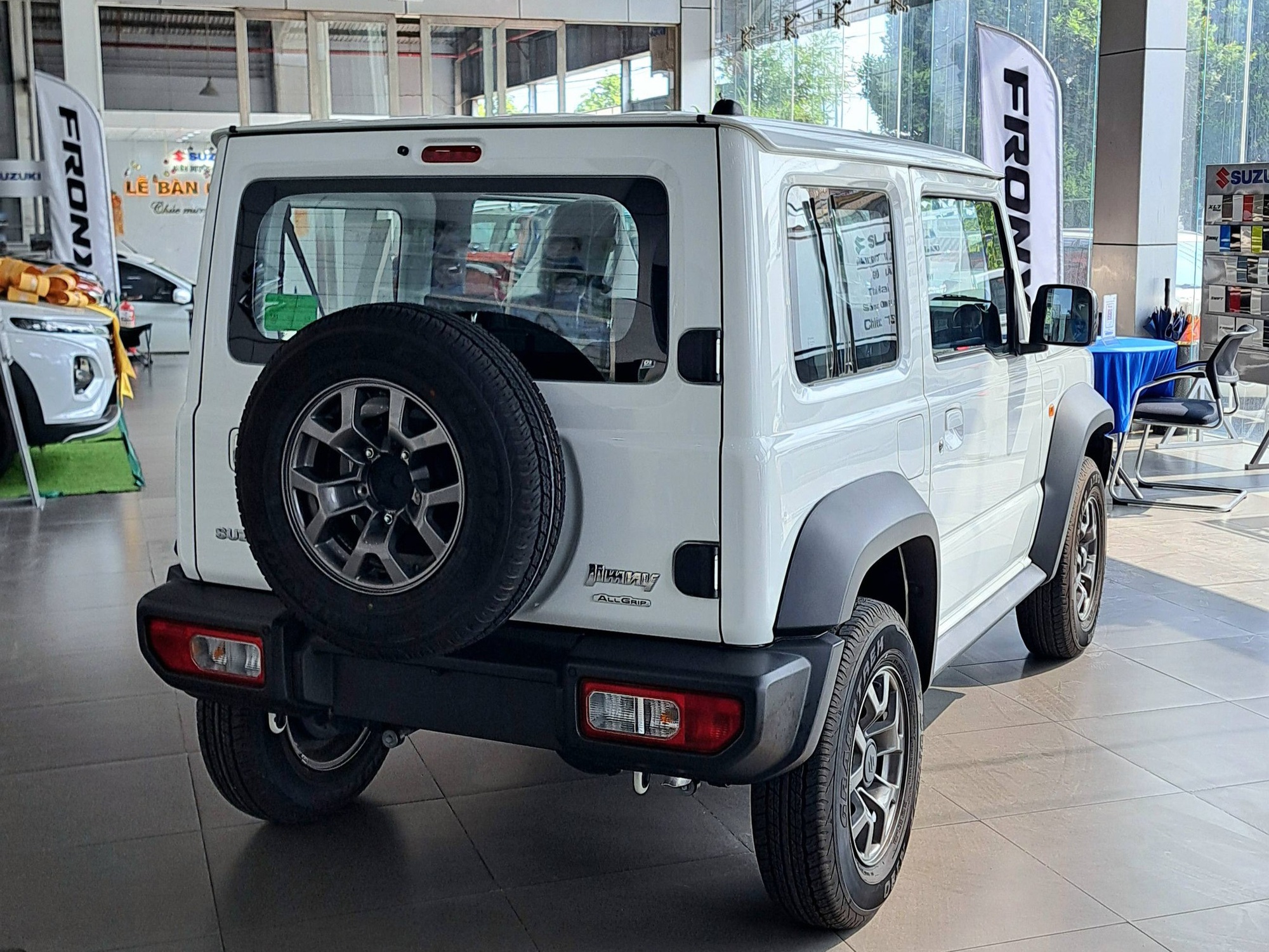 Suzuki Jimny giảm giá kỷ lục 140 triệu tại đại lý: Giá thực tế còn 649 triệu đồng, dễ tiếp cận hơn cho các dân chơi Việt thích off-road- Ảnh 3.