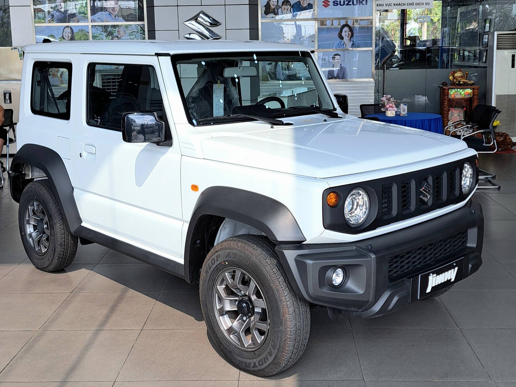Suzuki Jimny giảm giá kỷ lục 140 triệu tại đại lý: Giá thực tế còn 649 triệu đồng, dễ tiếp cận hơn cho các dân chơi Việt thích off-road- Ảnh 2.