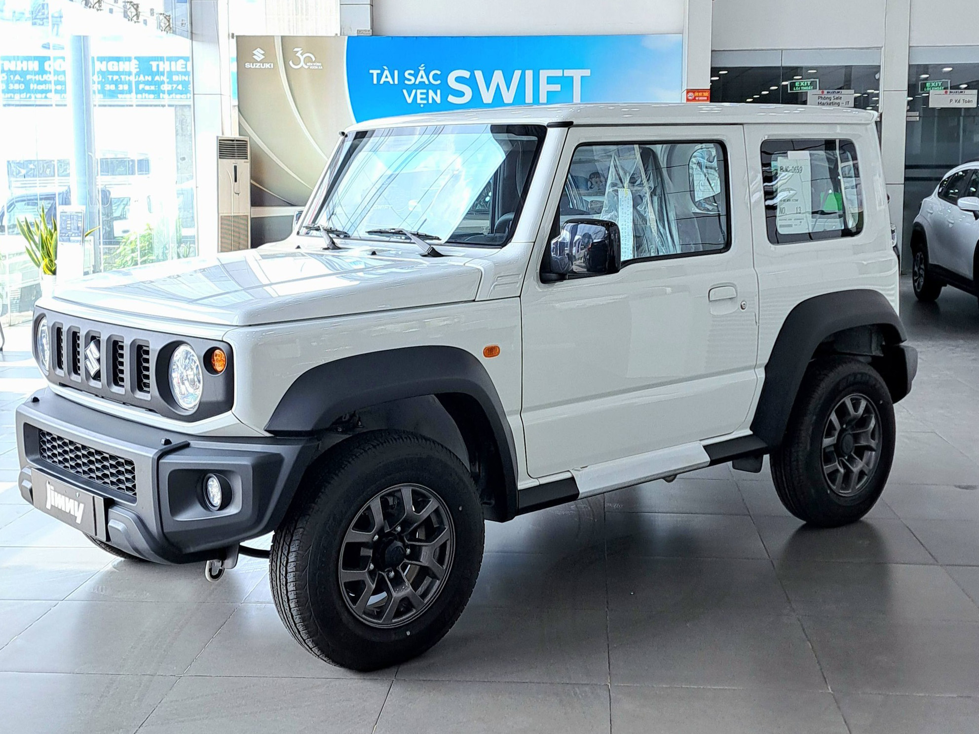 Suzuki Jimny giảm giá kỷ lục 140 triệu tại đại lý: Giá thực tế còn 649 triệu đồng, dễ tiếp cận hơn cho các dân chơi Việt thích off-road- Ảnh 1.