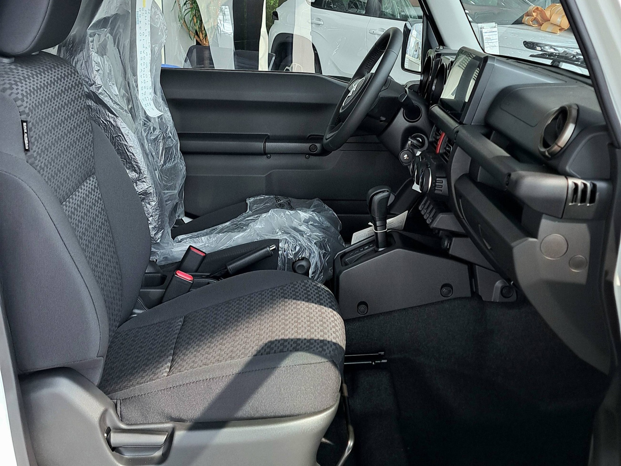 Suzuki Jimny giảm giá kỷ lục 140 triệu tại đại lý: Giá thực tế còn 649 triệu đồng, dễ tiếp cận hơn cho các dân chơi Việt thích off-road- Ảnh 9.