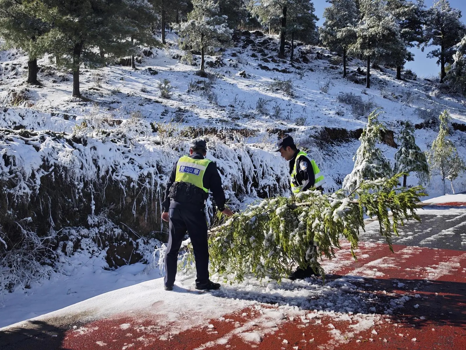 Thời tiết cực đoan hiếm thấy ở Trung Quốc: Sắp vào hè, tuyết bất ngờ rơi dày nhiều nơi- Ảnh 4.