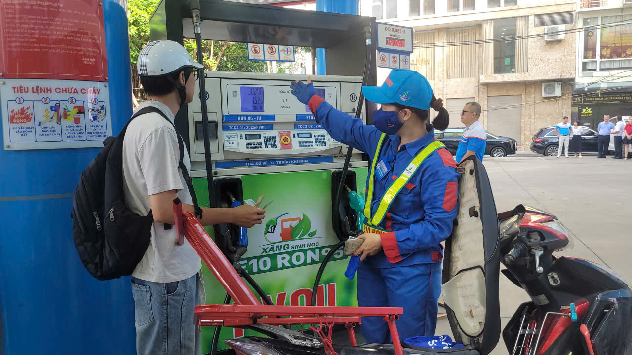 Dần thay thế xăng khoáng RON 95, giá xăng E10 đang ở mức nào? - Ảnh 1.