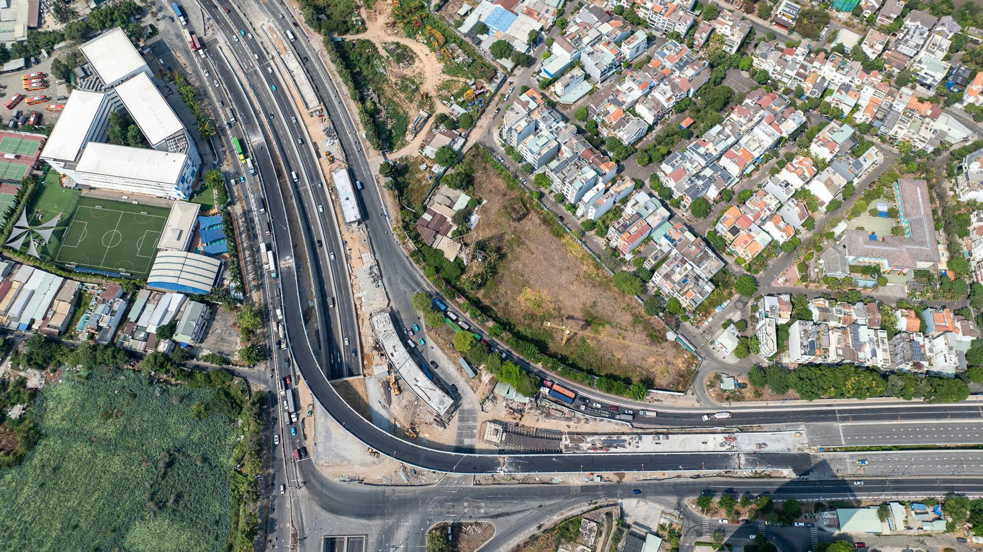 Thông xe cầu vượt N3 tại nút giao An Phú: Xe cộ đi lại thế nào? - Ảnh 1.