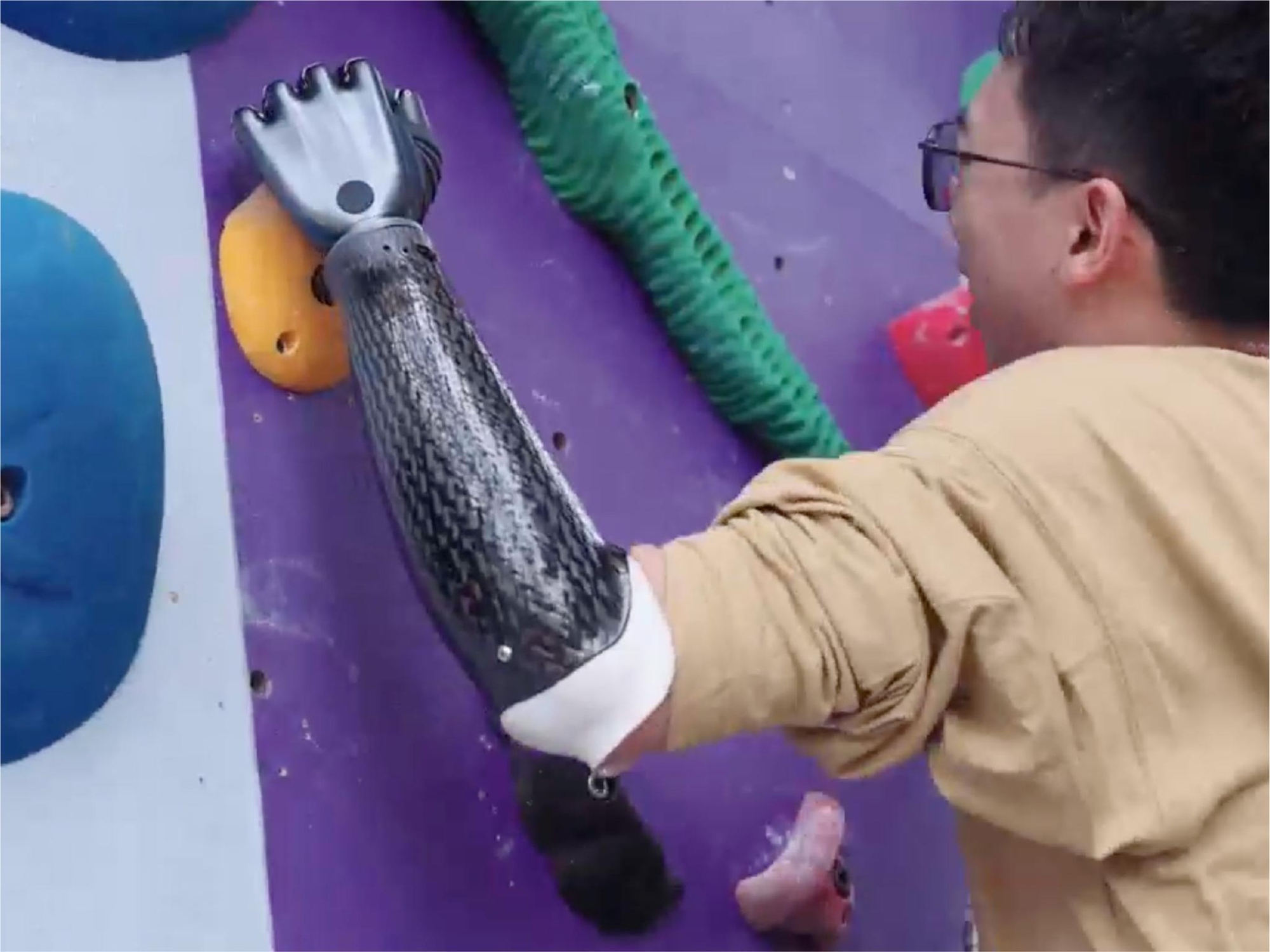 Trung Quốc lại một lần nữa khiến cả thế giới bất ngờ với cánh tay giả có thể "đọc" suy nghĩ và di chuyển linh hoạt ngay cả khi không kết nối với cơ thể người!- Ảnh 3.