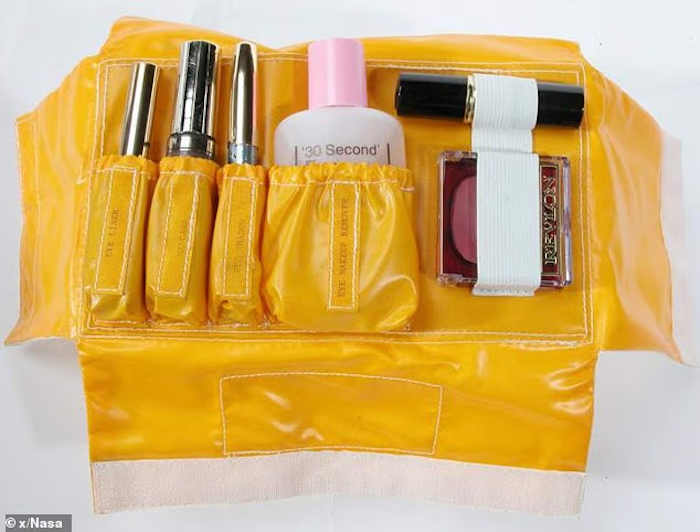 Tiết lộ cách thức kỳ lạ để làm đẹp của các nữ phi hành gia ngoài không gian- Ảnh 5.