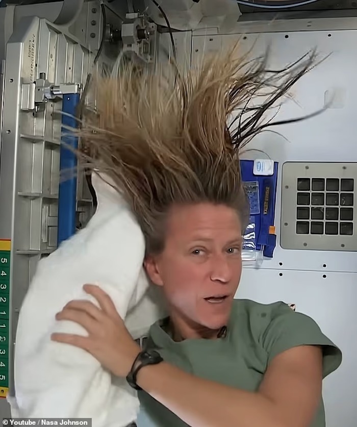 Tiết lộ cách thức kỳ lạ để làm đẹp của các nữ phi hành gia ngoài không gian- Ảnh 1.