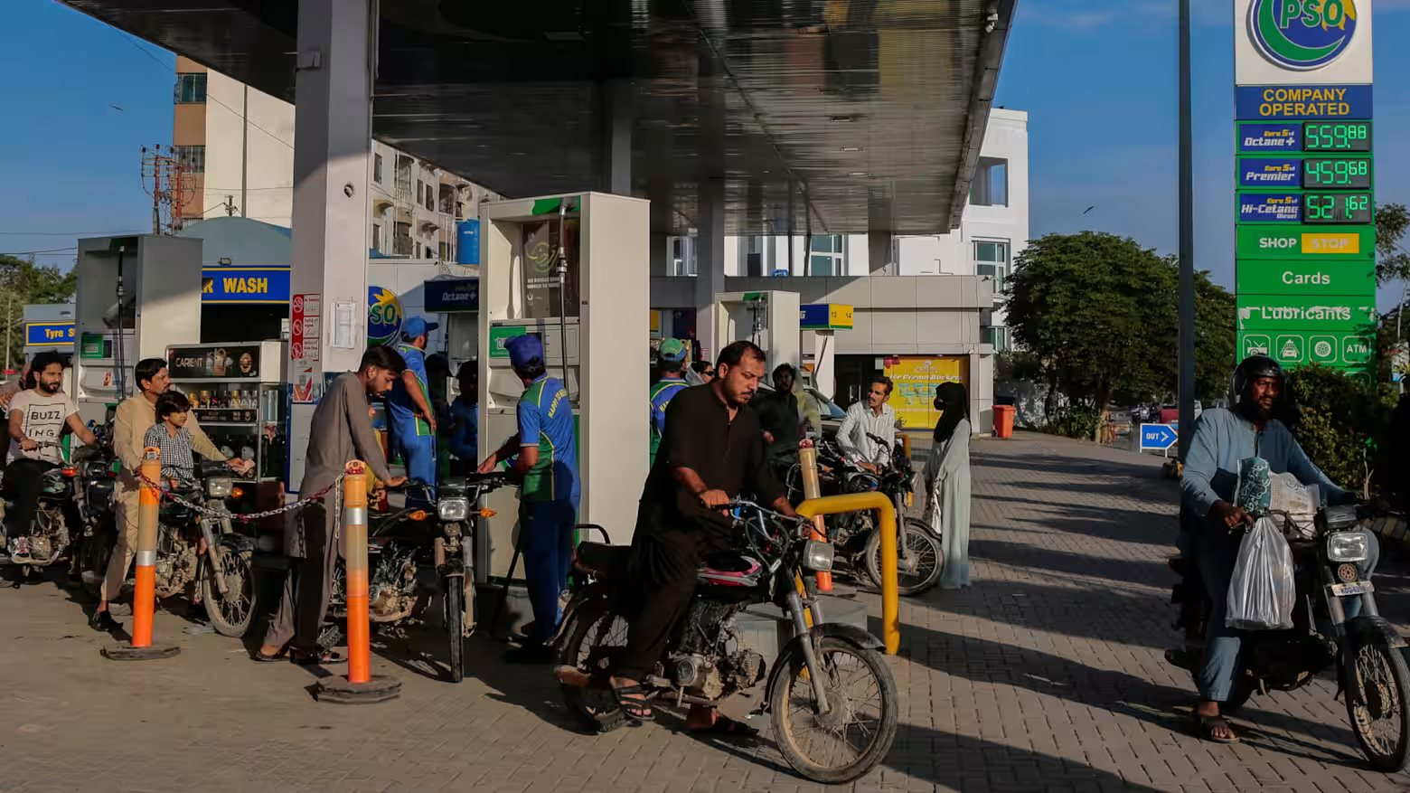 Từng khoe kỷ lục 20 tàu vượt eo biển Hormuz giữa chiến sự, quốc gia châu Á này lại bất ngờ tăng giá xăng dầu lên mức không tưởng - tương đương 150.000 đồng/lít dầu diesel - Ảnh 1.