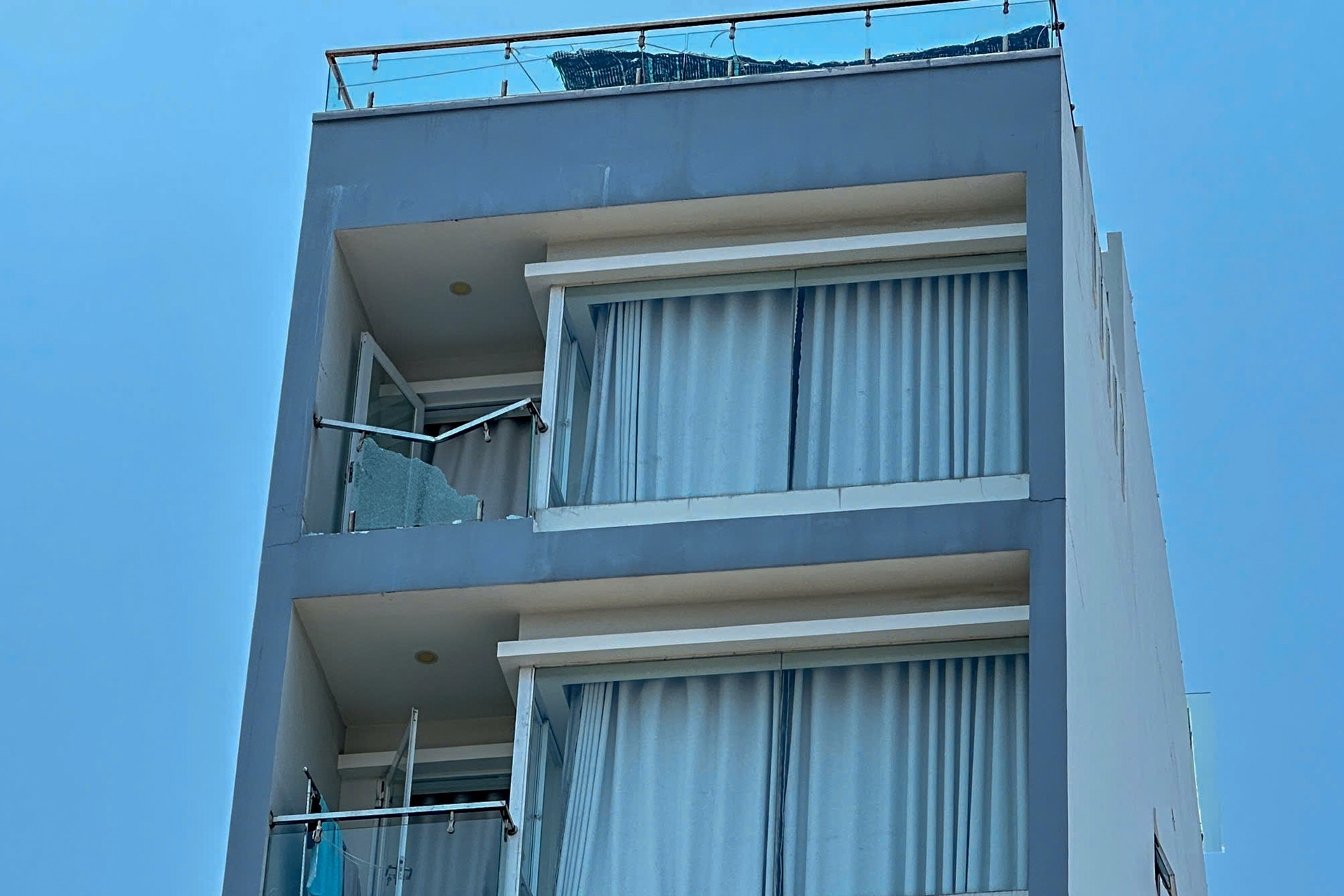  Hiện trường nam thanh niên quê Đà Nẵng nhảy từ tầng 7 xuống đất, thoát chết hy hữu - Ảnh 2.