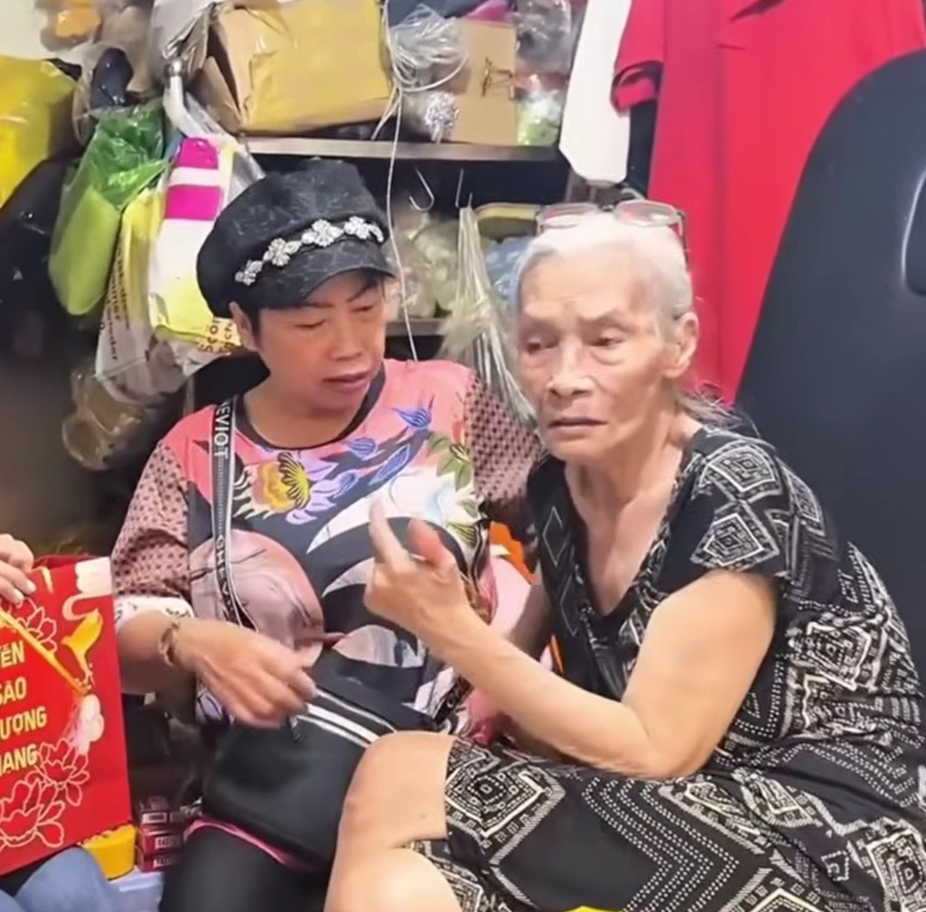 Quái kiệt sân khấu 79 tuổi đi làm nuôi cả gia đình, đàn em nể phục vì quá khỏe - Ảnh 1.