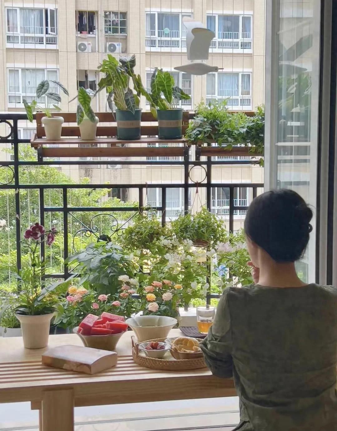 Ai cũng khuyên xây kín ban công, tôi vẫn để mở: Sau 1 năm, căn nhà sáng và dễ chịu hơn hẳn- Ảnh 1.