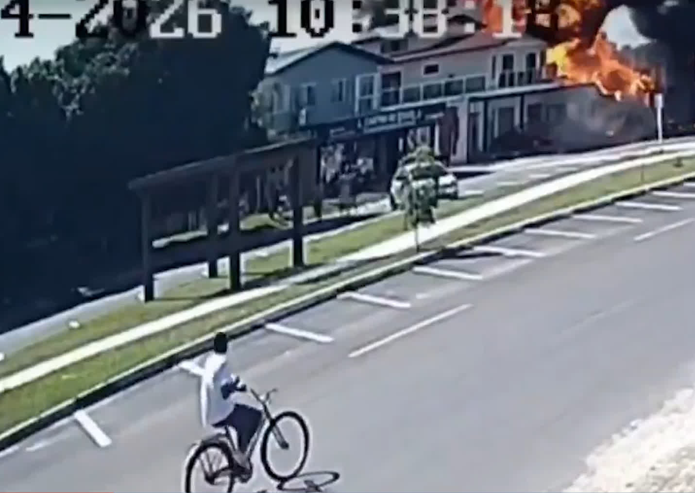 Máy bay đâm vào nhà hàng bốc cháy dữ dội như quả cầu lửa, người trên đường tháo chạy- Ảnh 1. Máy bay đâm vào nhà hàng bốc cháy dữ dội như quả cầu lửa, người trên đường tháo chạy- Ảnh 1.