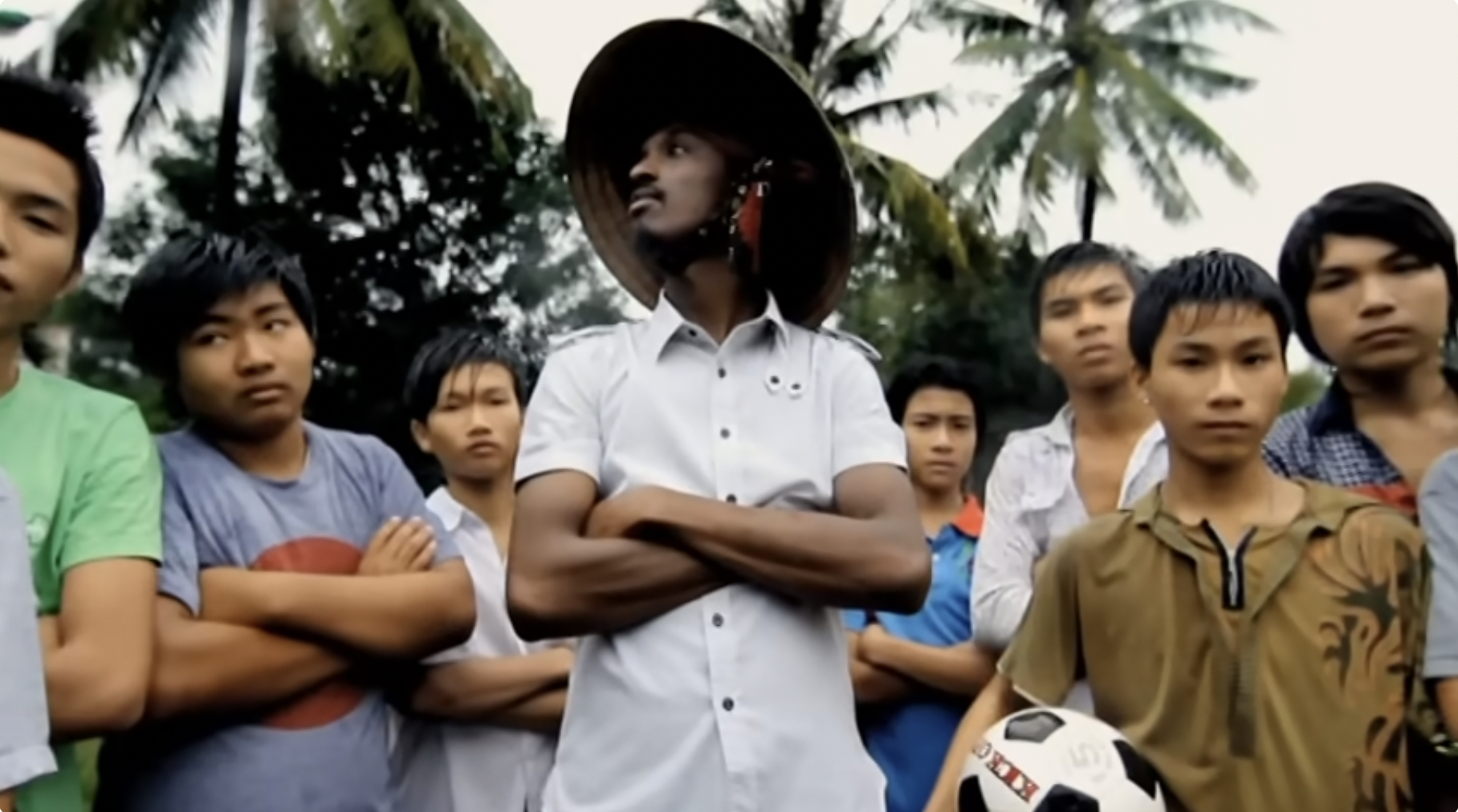 Một cảnh bình dị ở Việt Nam nổi tiếng toàn cầu khi xuất hiện trong MV huyền thoại World Cup 16 năm trước- Ảnh 4.