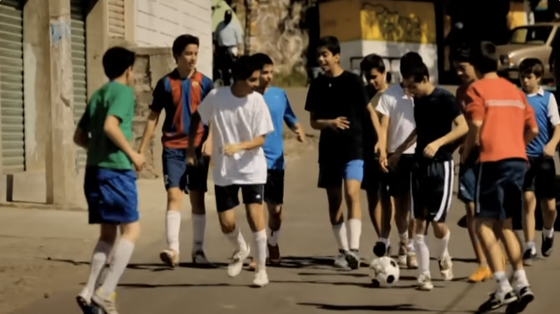 Một cảnh bình dị ở Việt Nam nổi tiếng toàn cầu khi xuất hiện trong MV huyền thoại World Cup 16 năm trước- Ảnh 6.