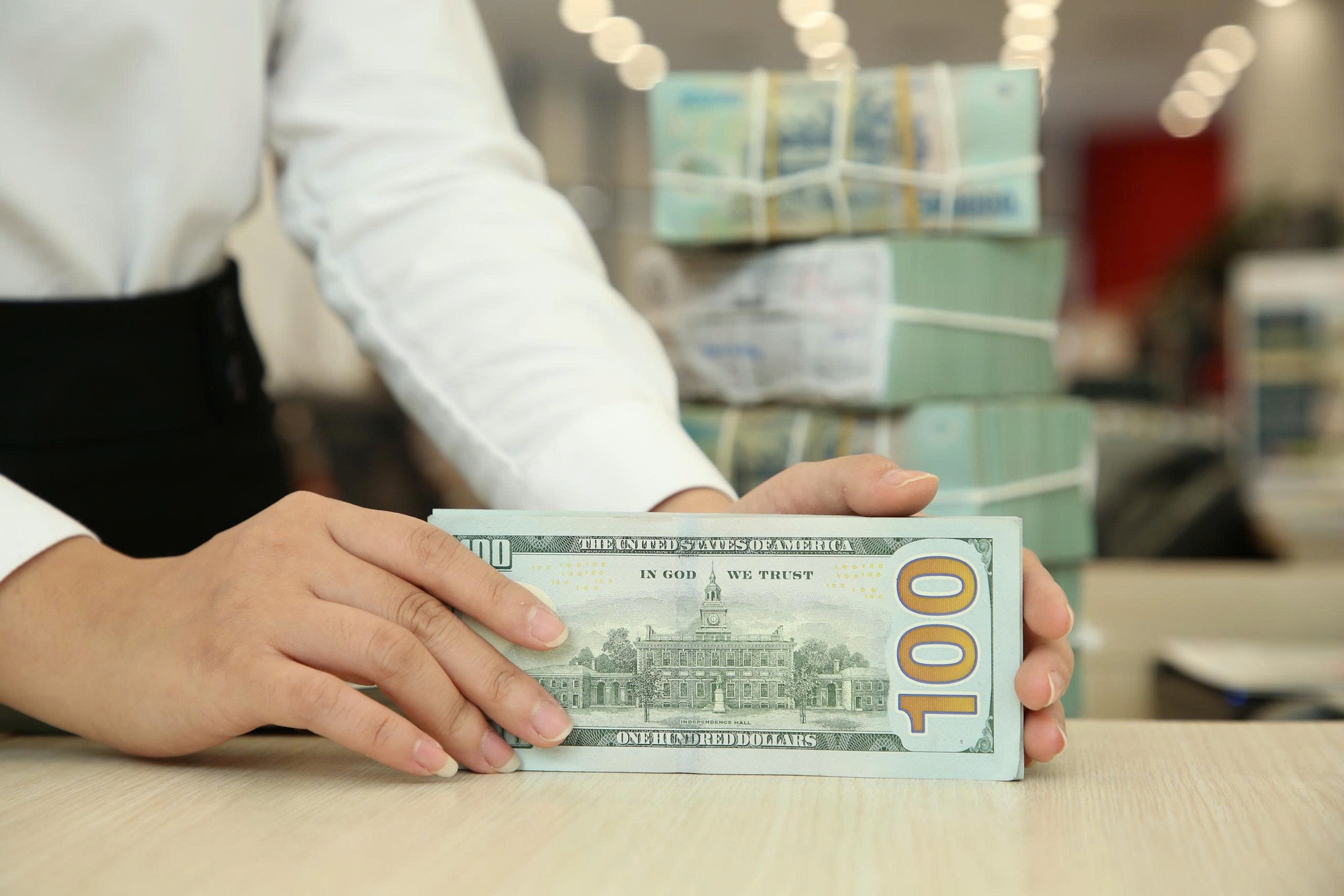 Thị trường tiền tệ tháng 3: Tỷ giá bật tăng, Ngân hàng Nhà nước triển khai biện pháp can thiệp, lãi suất đồng loạt tăng - Ảnh 1.