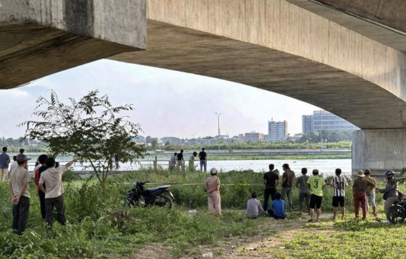 Tìm thấy thi thể cô gái 23 tuổi nhảy cầu tự tử, nguyên nhân phía sau khiến nhiều người đau lòng- Ảnh 1.