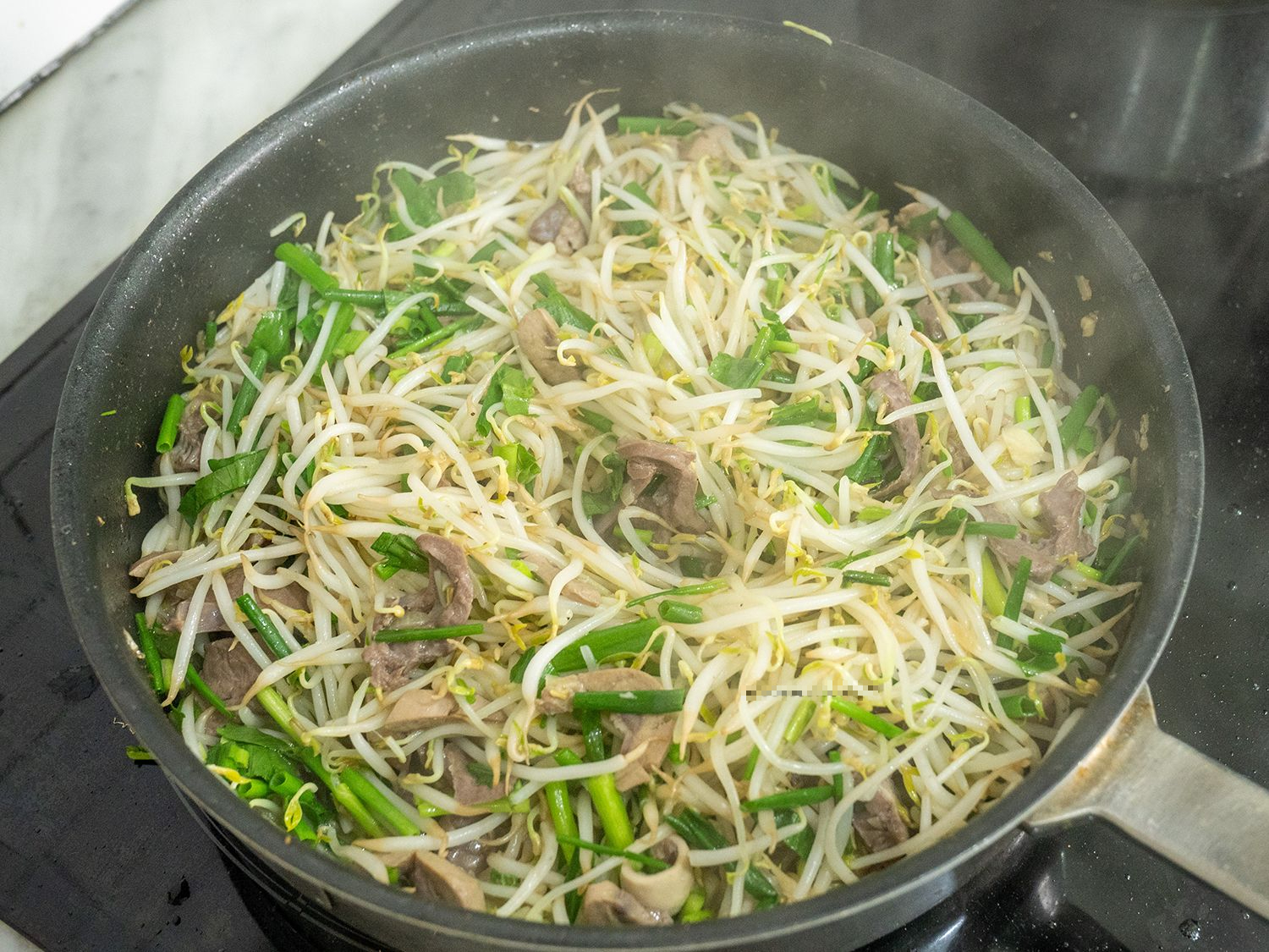 510 tấn giá đỗ "ngậm" chất độc 6-Benzylaminopurine chờ tuồn ra chợ đầu mối: Chuyên gia cảnh báo tác hại và cách chọn giá đỗ “sạch”- Ảnh 2.