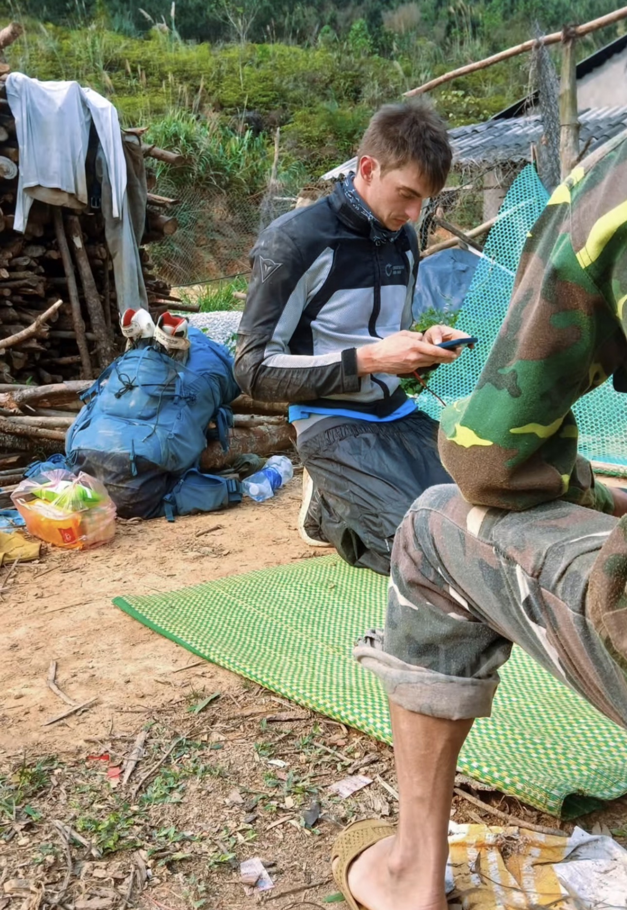 Khách Tây đi lạc ngã xuống vực ở Lạng Sơn, mắc kẹt 1 đêm, cảnh tượng sáng hôm sau khiến người dân e dè- Ảnh 2.