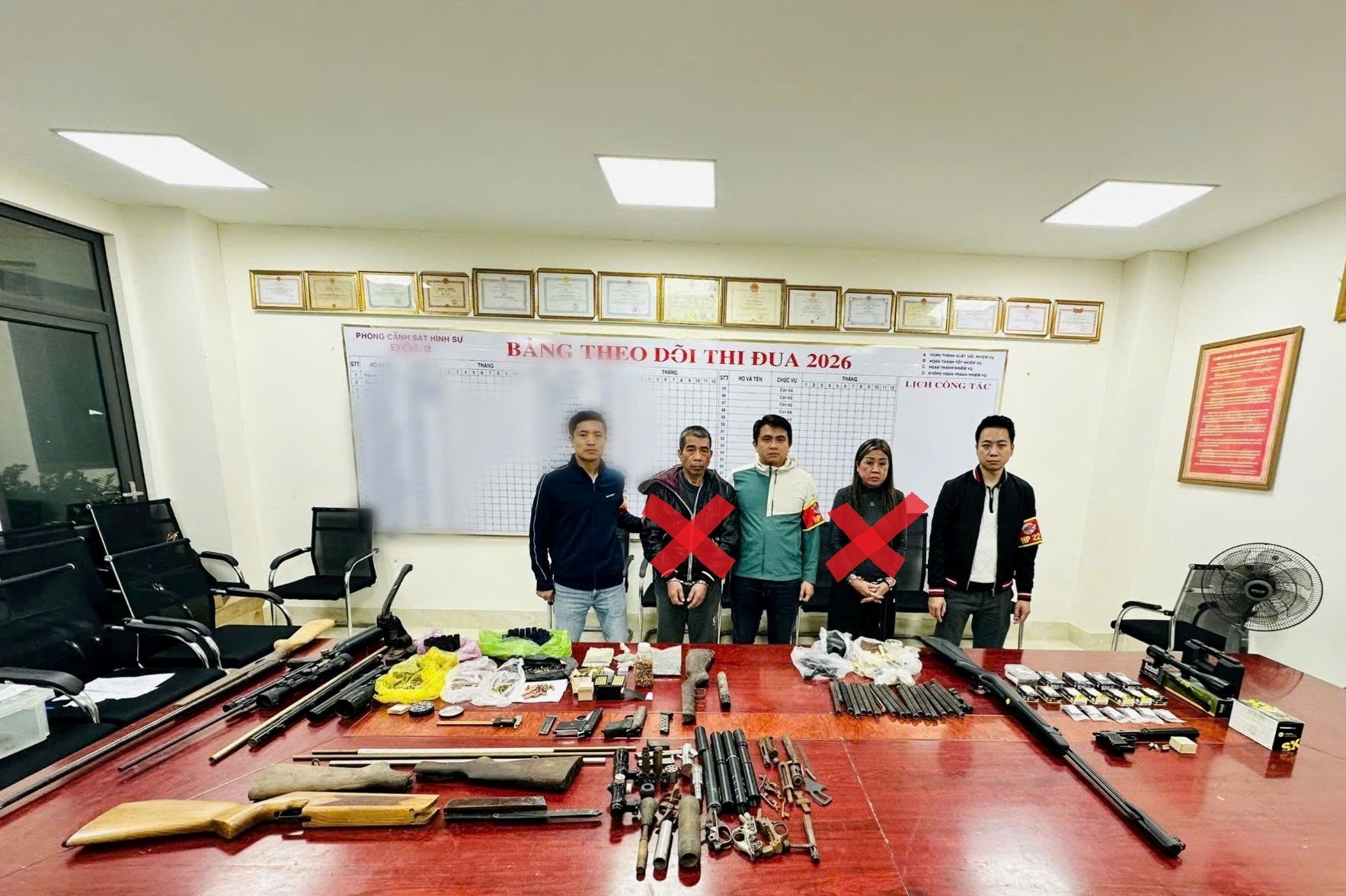 Hơn 10 tổ công tác đặc biệt đồng loạt ra quân khám xét, bắt 'bà trùm' vũ khí Phạm Thị Trúc Quỳnh SN 1969 - Ảnh 3.