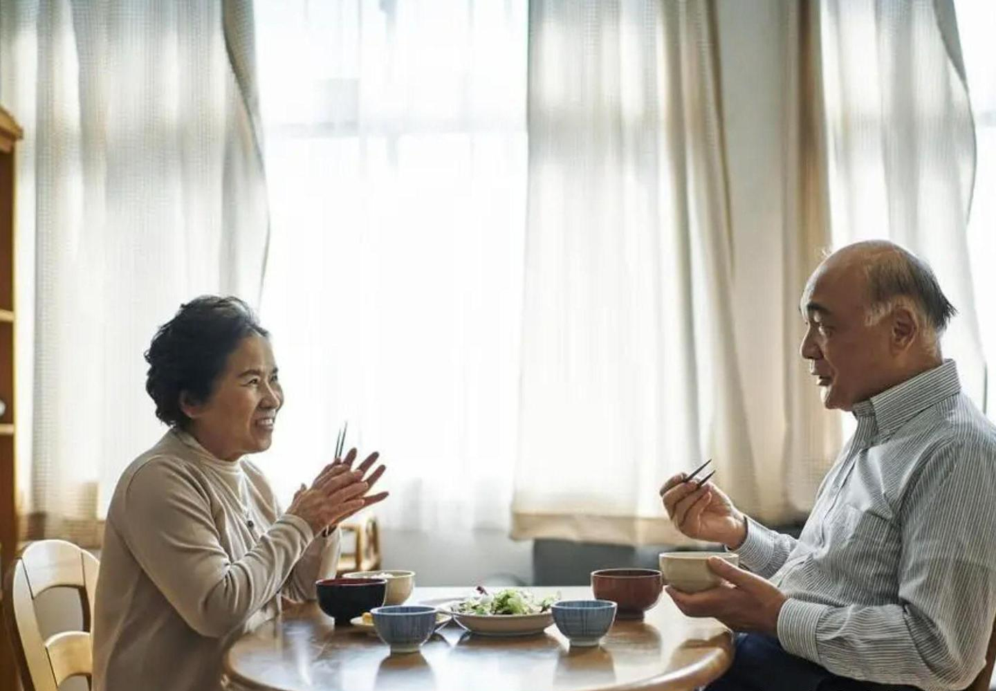 Sáu tháng sống chung, tôi bật khóc: “Ông ấy đòi hỏi quá nhiều!” - Góc khuất tài chính khi tái hôn tuổi trung niên - Ảnh 2.