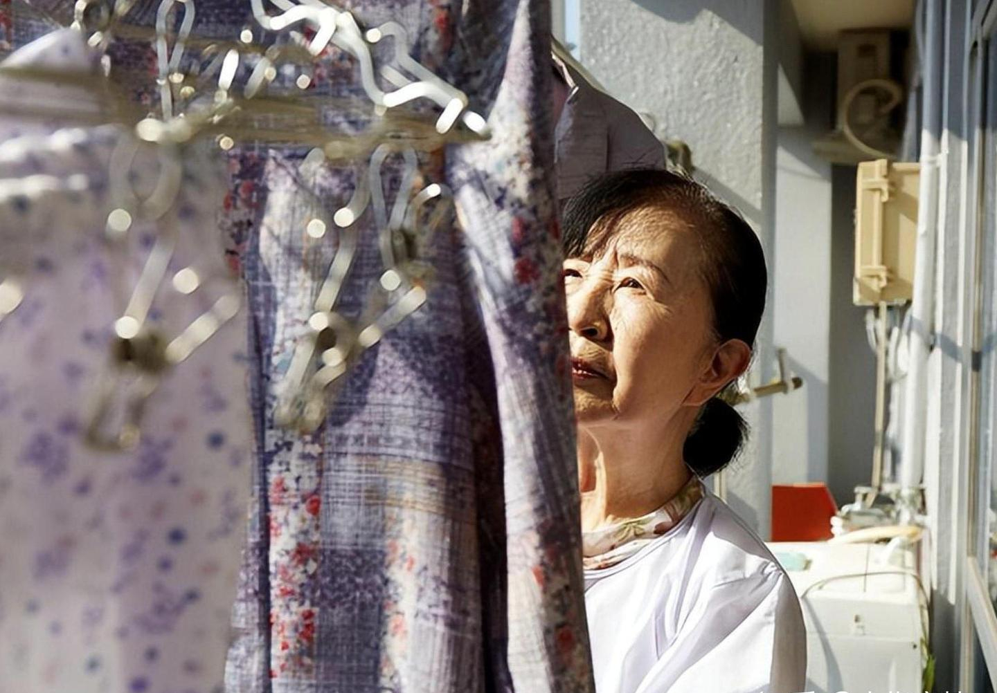 Sáu tháng sống chung, tôi bật khóc: “Ông ấy đòi hỏi quá nhiều!” - Góc khuất tài chính khi tái hôn tuổi trung niên - Ảnh 1.