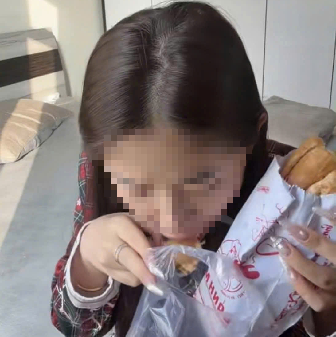 Nữ TikToker gây phẫn nộ và chê bánh mì "chỉ đói khát, khổ cực mới ăn" - Ảnh 1.