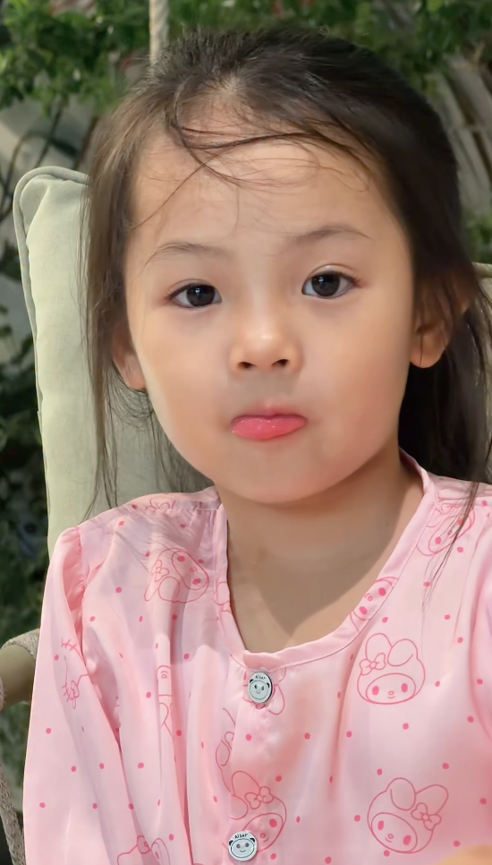 Ái nữ nhà đại gia Cường Đô La: Mới 6 tuổi đã biết phụ mẹ chăm em, có nét "mỹ nhân" ngay từ nhỏ- Ảnh 1.