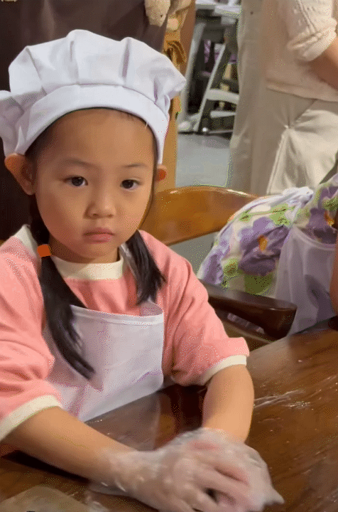 Ái nữ nhà đại gia Cường Đô La: Mới 6 tuổi đã biết phụ mẹ chăm em, có nét "mỹ nhân" ngay từ nhỏ- Ảnh 7.