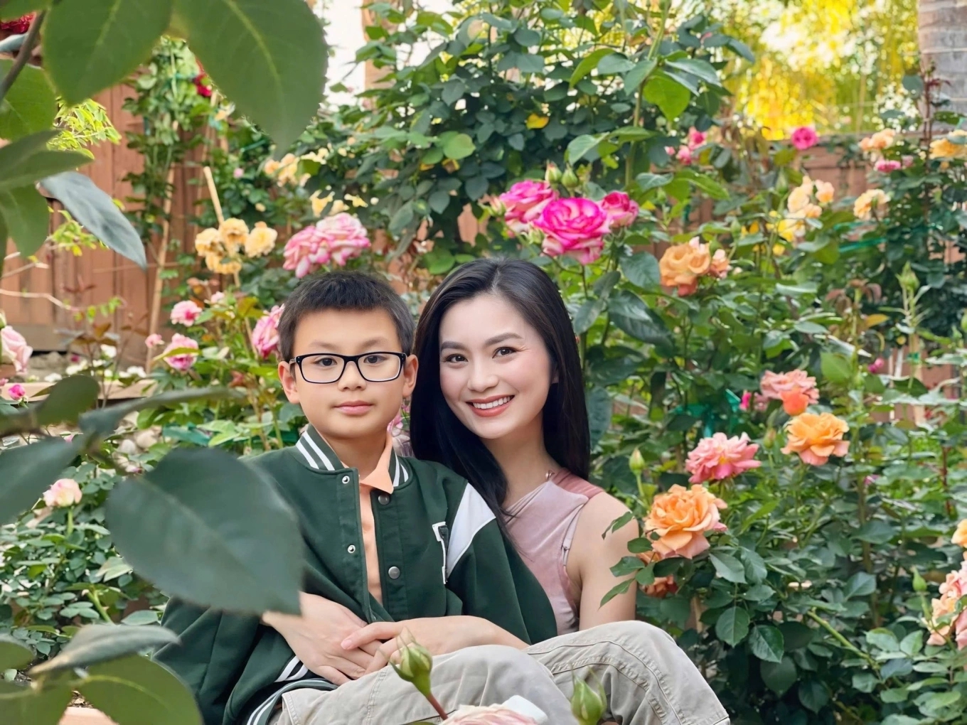 Diễn viên phim giờ vàng VTV đang thăng hoa bỗng sang Mỹ: Soi 1 chi tiết dạy con không chê được!- Ảnh 1.