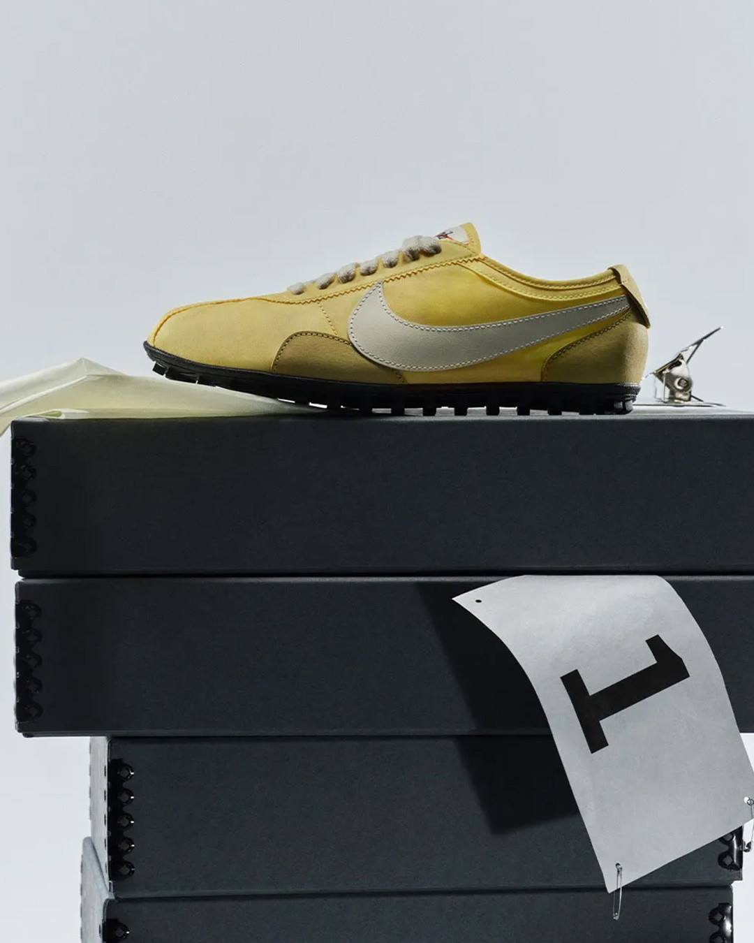 Nike - Puma - Onitsuka Tiger và 3 đôi giày siêu mới siêu hot: Đường đua sneakers tháng 4 nhộn nhịp quá- Ảnh 2.