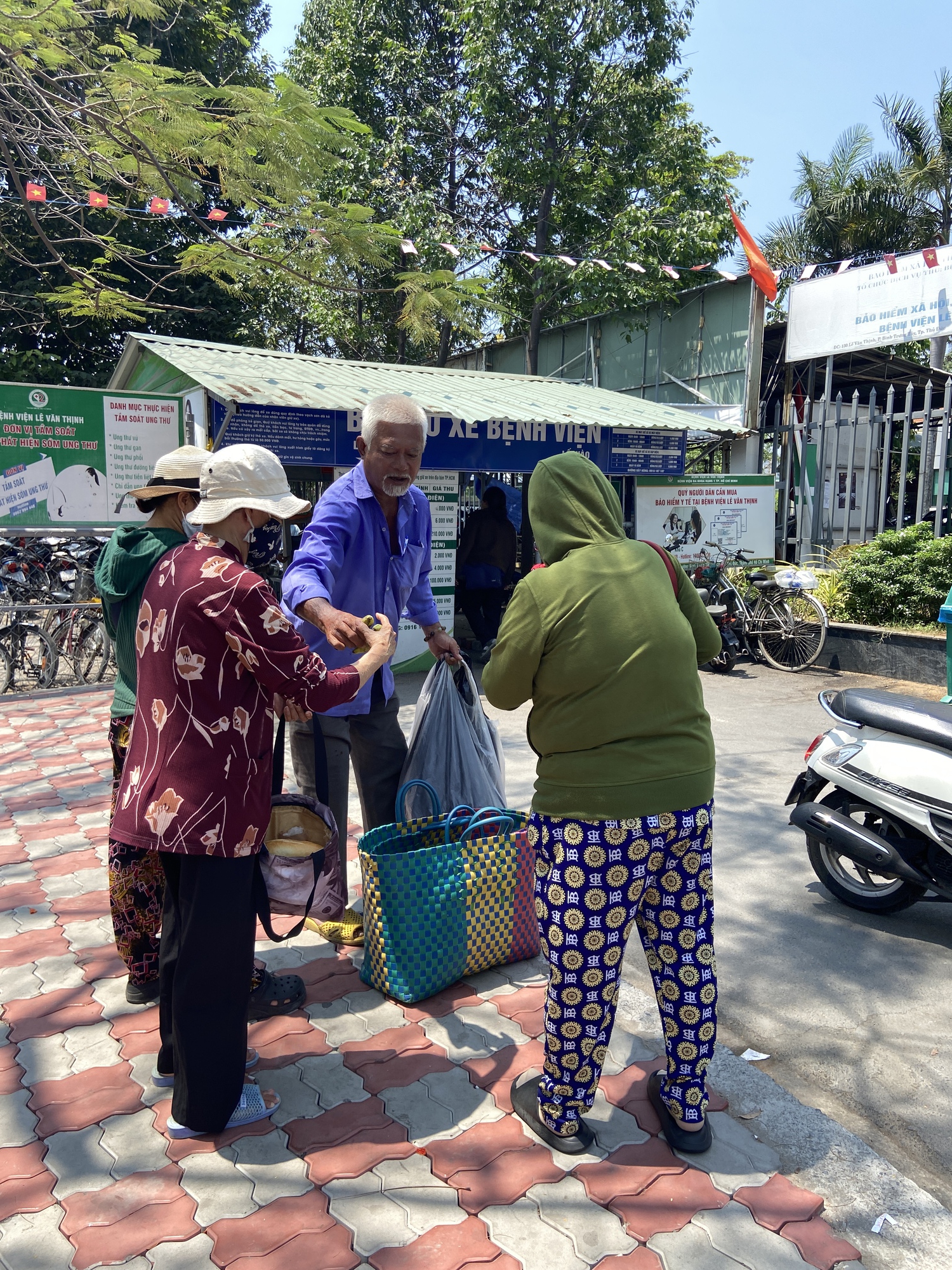 Một ngày theo chân người đàn ông bán vé số vẫn đi phát cơm cho bệnh nhân nghèo: “Thấy mình, cô bác mừng lắm…”- Ảnh 3. Một ngày theo chân người đàn ông bán vé số vẫn đi phát cơm cho bệnh nhân nghèo: “Thấy mình, cô bác mừng lắm…”- Ảnh 3.