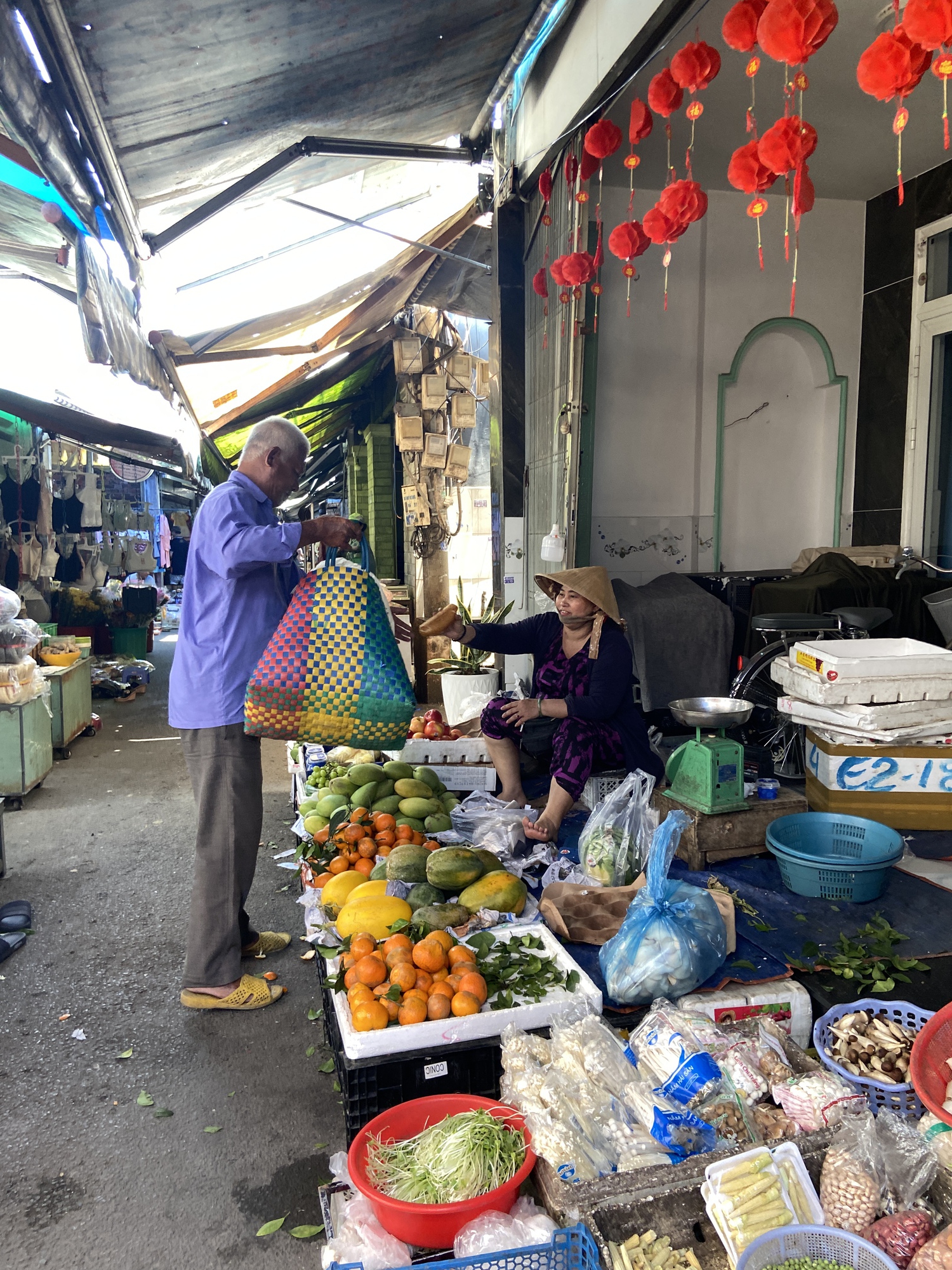 Một ngày theo chân người đàn ông bán vé số vẫn đi phát cơm cho bệnh nhân nghèo: “Thấy mình, cô bác mừng lắm…”- Ảnh 6. Một ngày theo chân người đàn ông bán vé số vẫn đi phát cơm cho bệnh nhân nghèo: “Thấy mình, cô bác mừng lắm…”- Ảnh 6.
