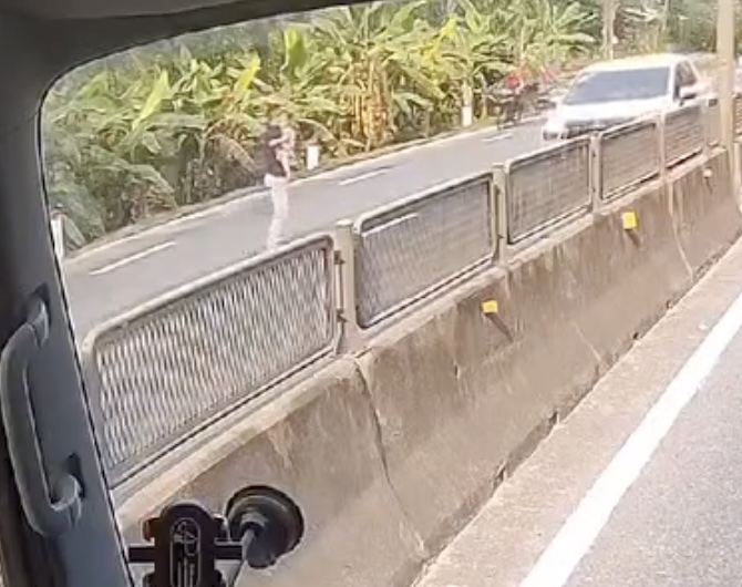 Tài xế cứu bé gái giữa Quốc lộ 1 hành động dũng cảm đáng được biểu dương - Ảnh 1.